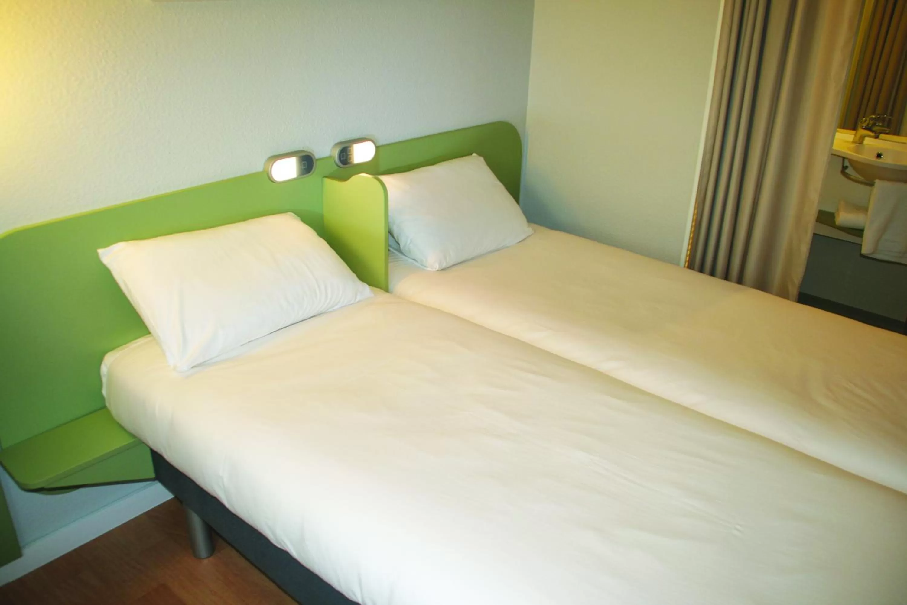 Bed in ibis budget Saint Pourcain