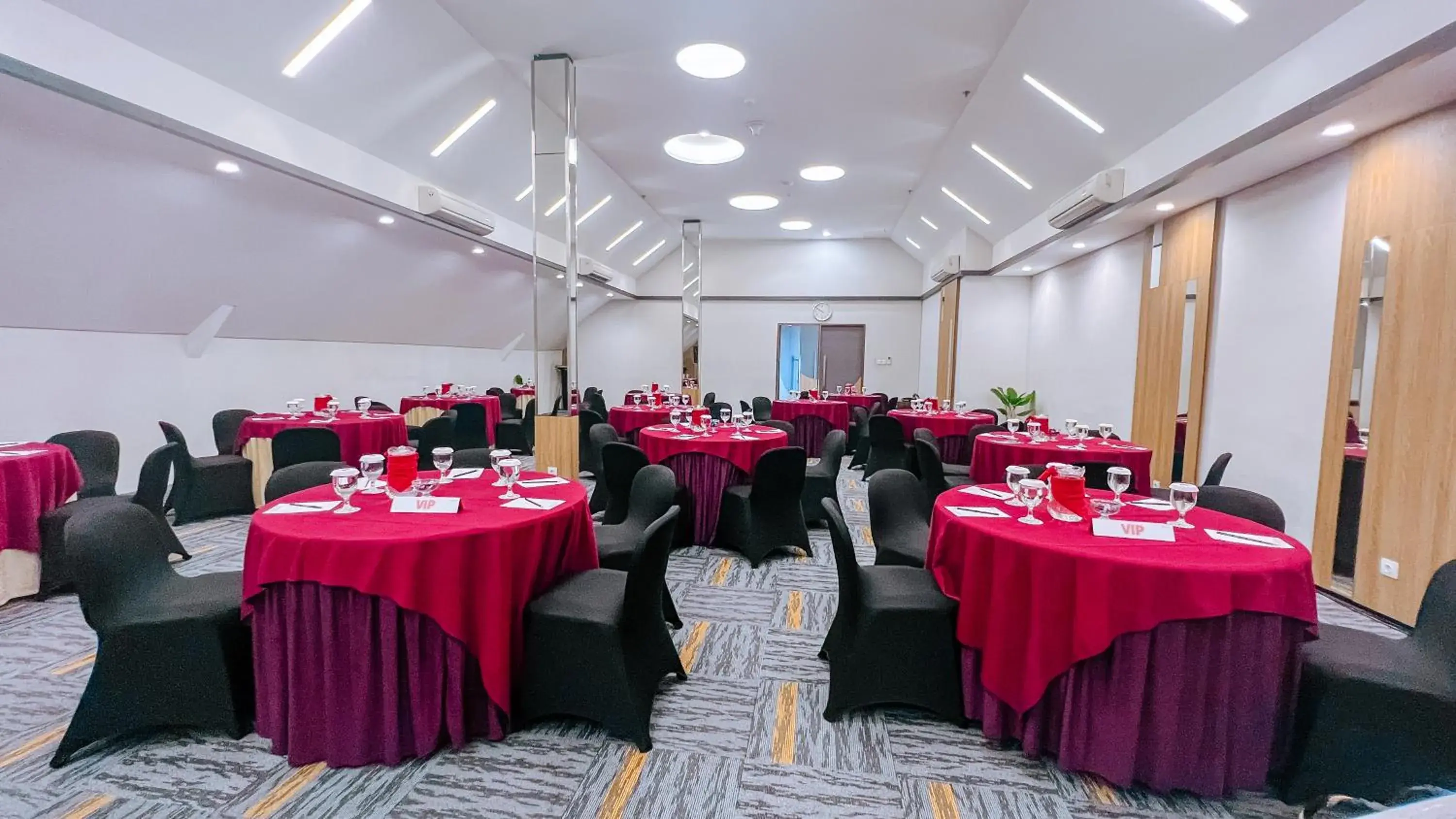Meeting/conference room, Banquet Facilities in J4 Hotels Legian