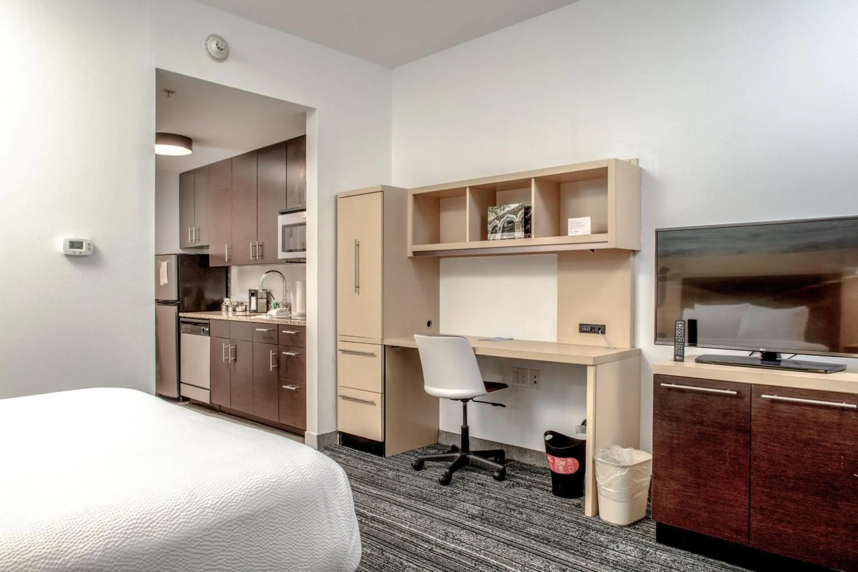 Photo of the whole room, Kitchen/Kitchenette in TownePlace Suites by Marriott Savannah Airport