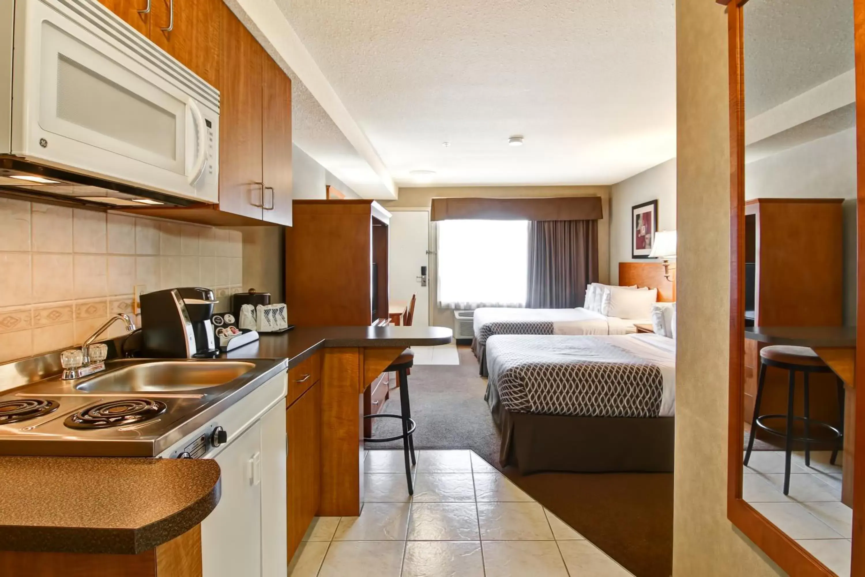 Swimming pool, Kitchen/Kitchenette in Ramada by Wyndham Ponoka