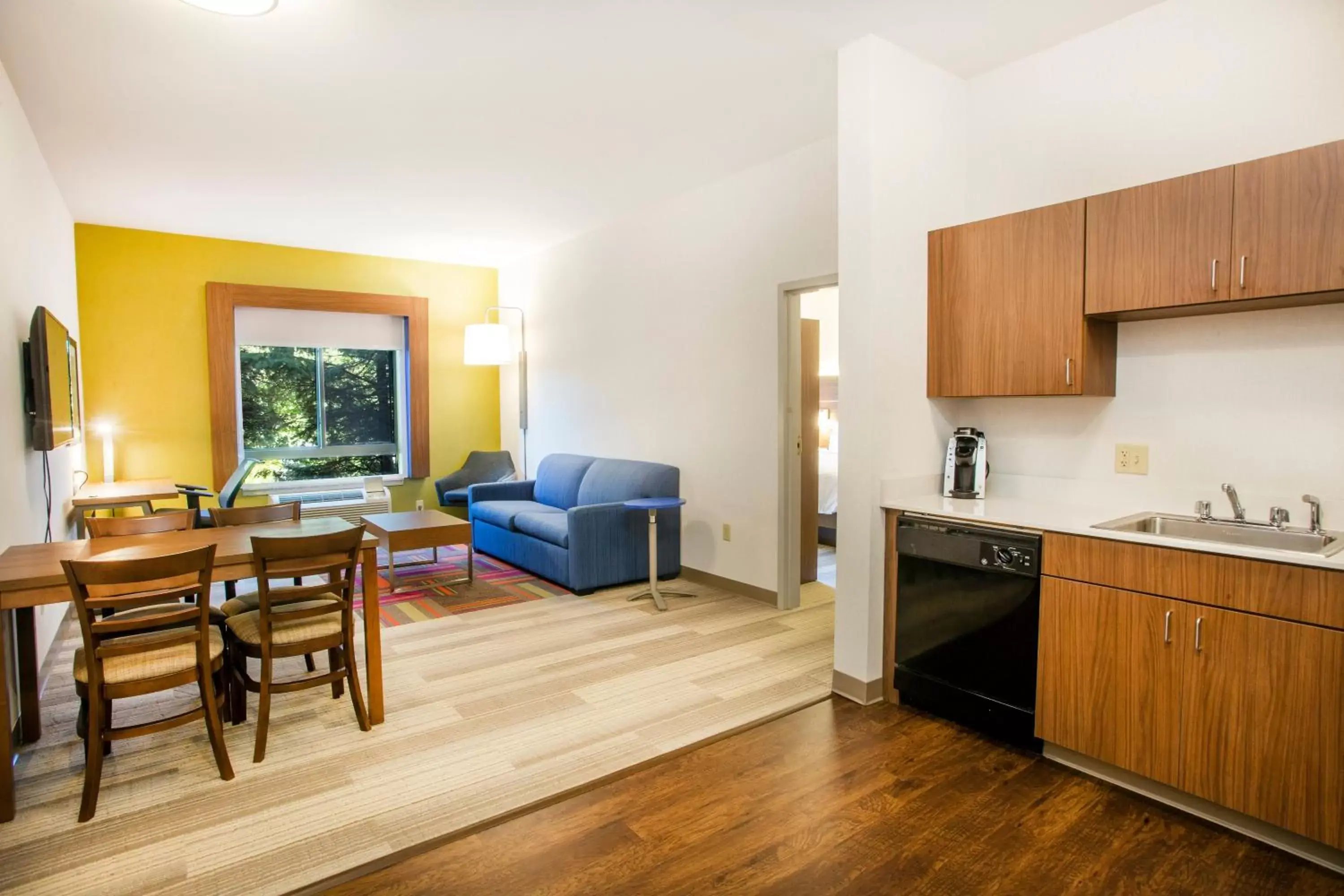 Photo of the whole room, Kitchen/Kitchenette in Holiday Inn Express Hotel & Suites Bethlehem Airport/Allentown area, an IHG Hotel