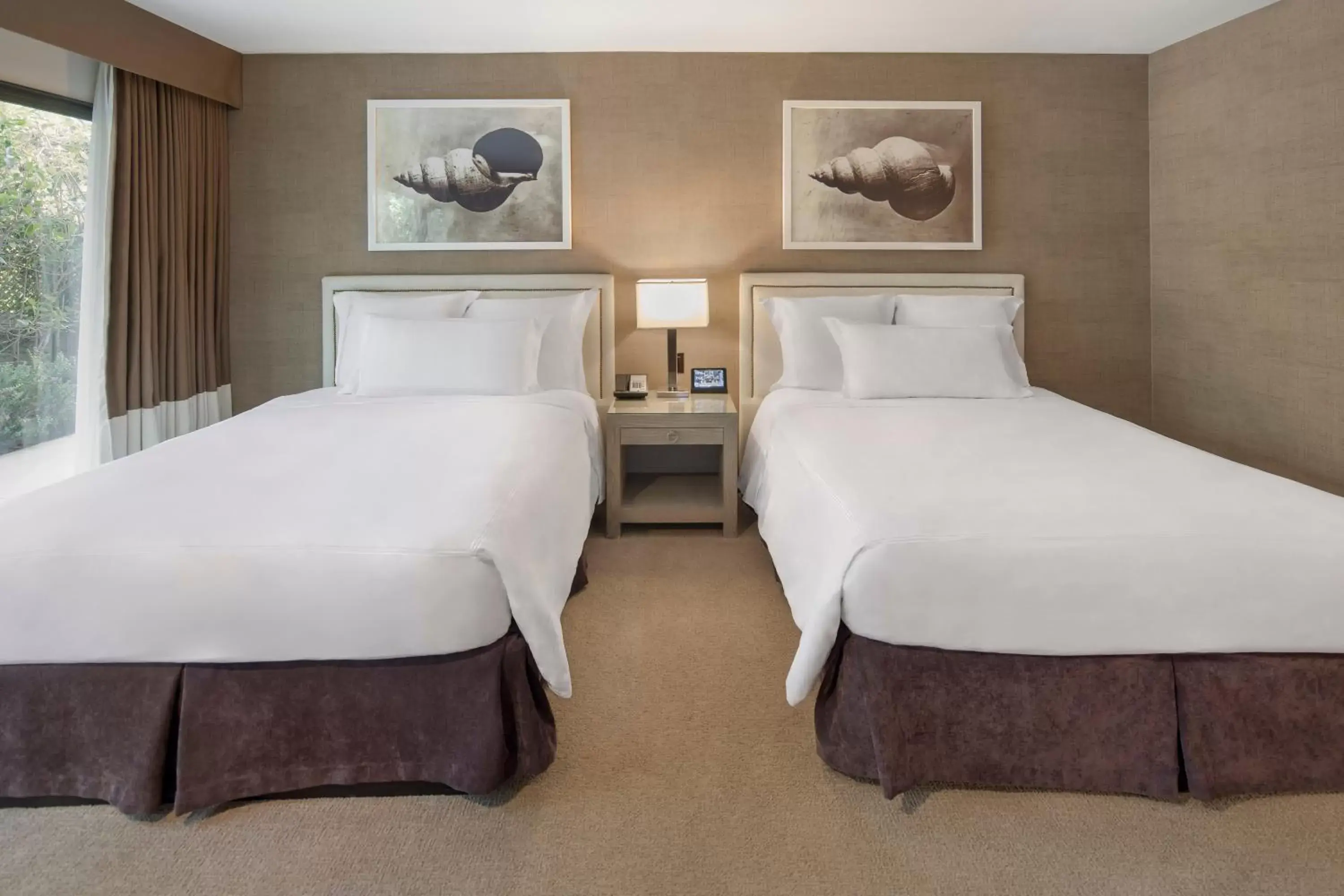 Bedroom, Bed in Luxe Sunset Boulevard Hotel