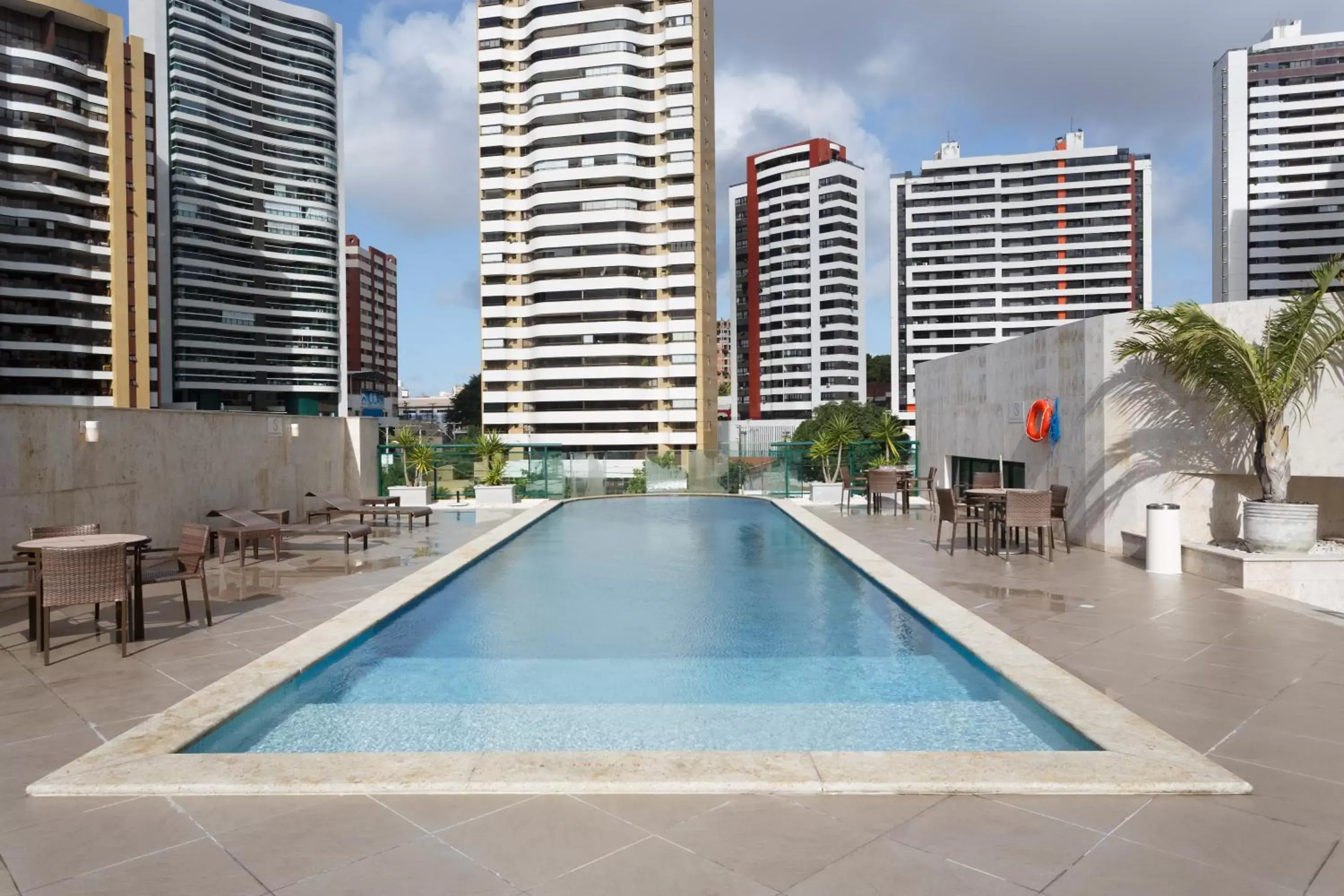 Swimming pool in Mercure Salvador Pituba Swimming pool in Mercure Salvador Pituba