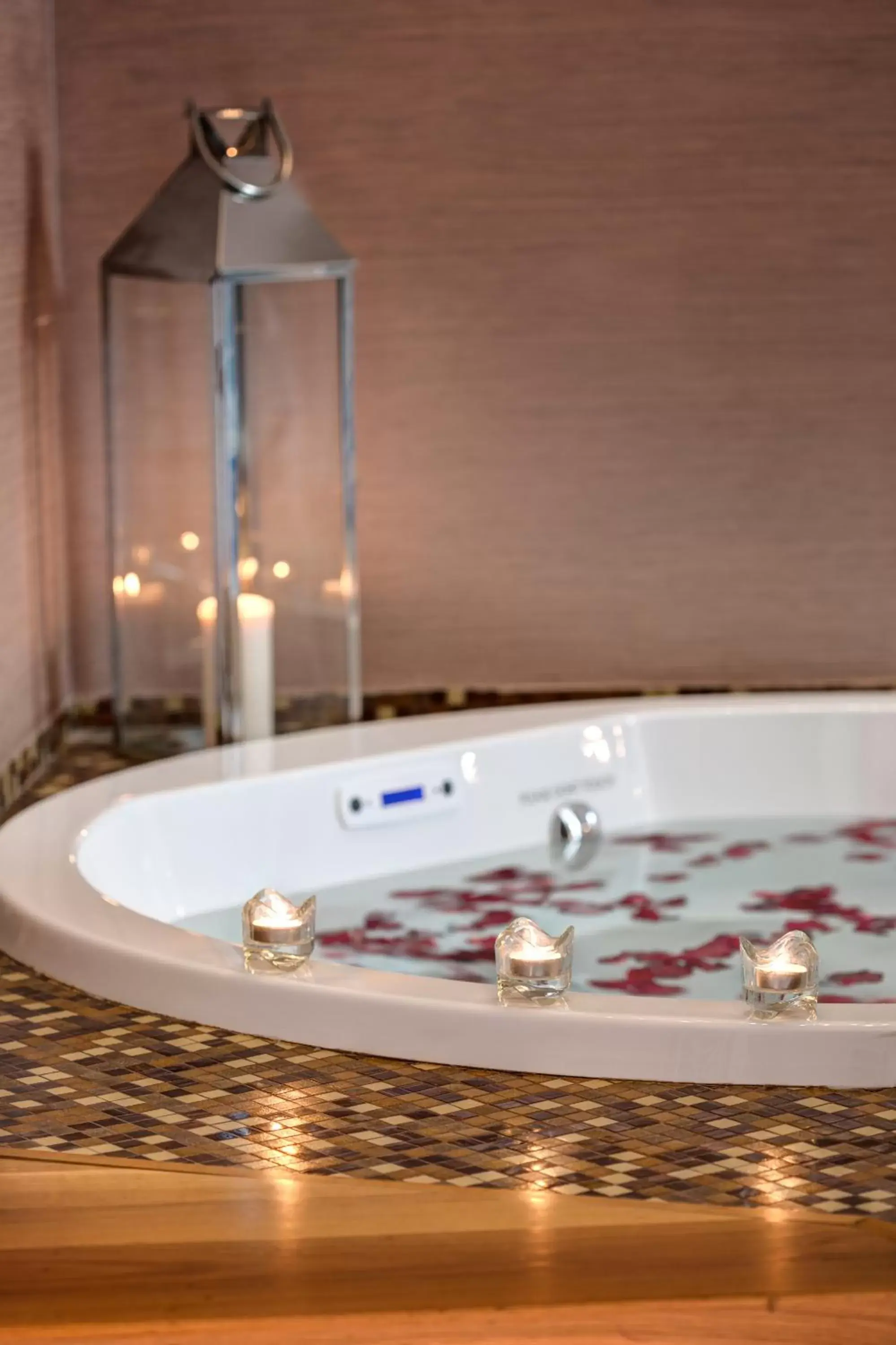 Hot Tub in Dharma Luxury Hotel