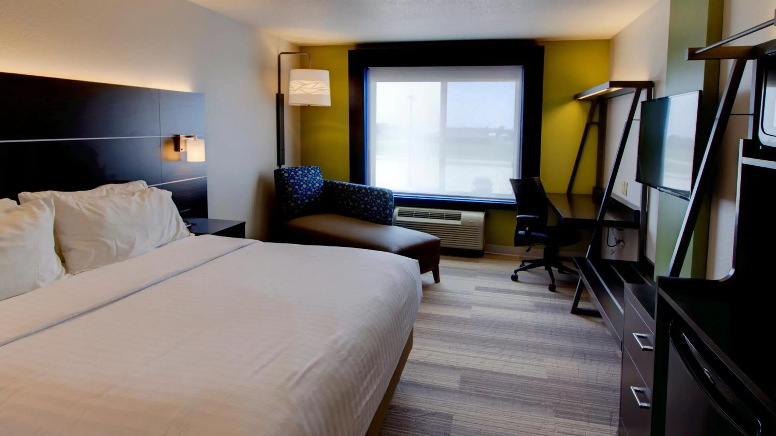 Photo of the whole room, Bed in Holiday Inn Express & Suites Sioux Center, an IHG Hotel