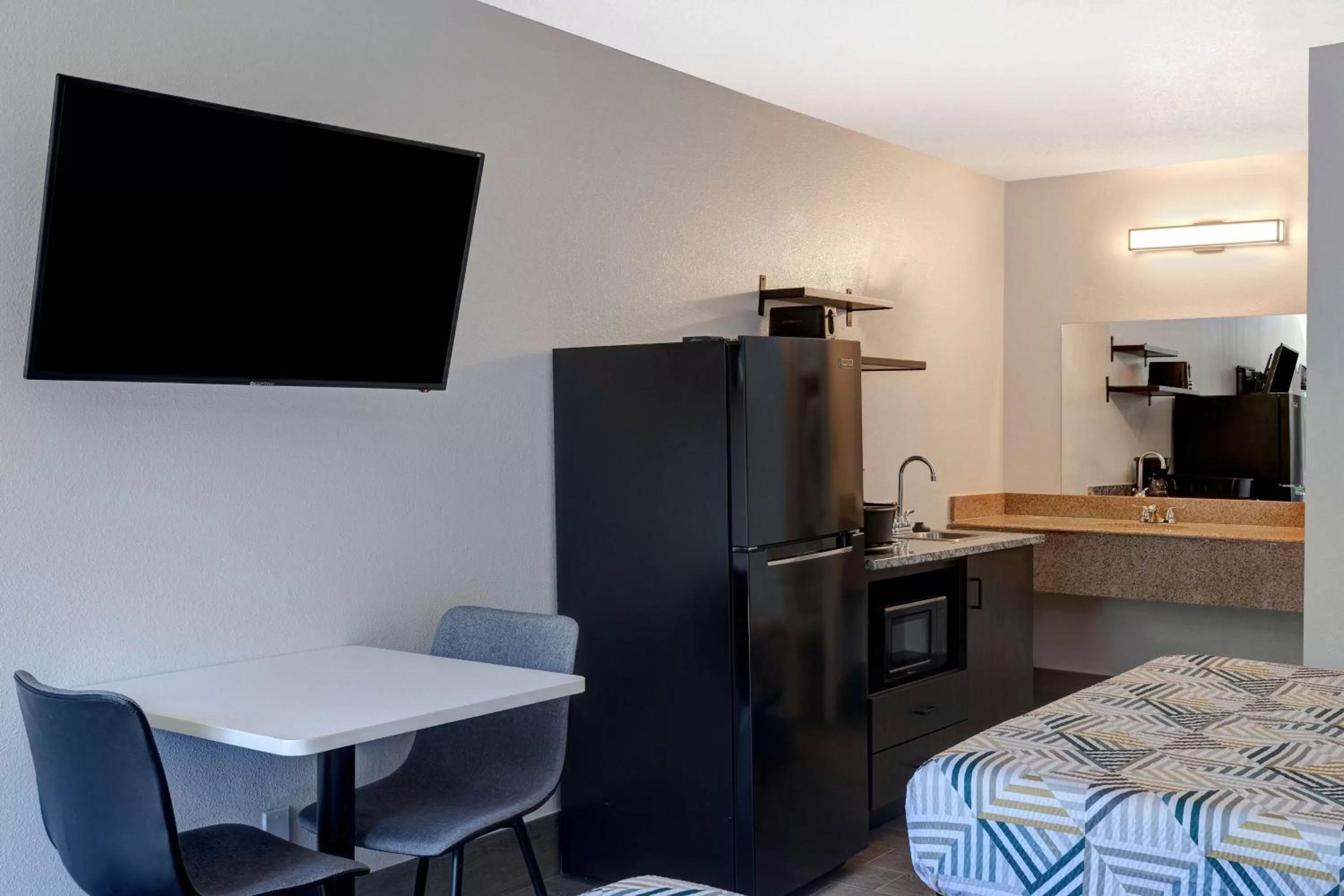 Bedroom, Bed in Crestview Inn