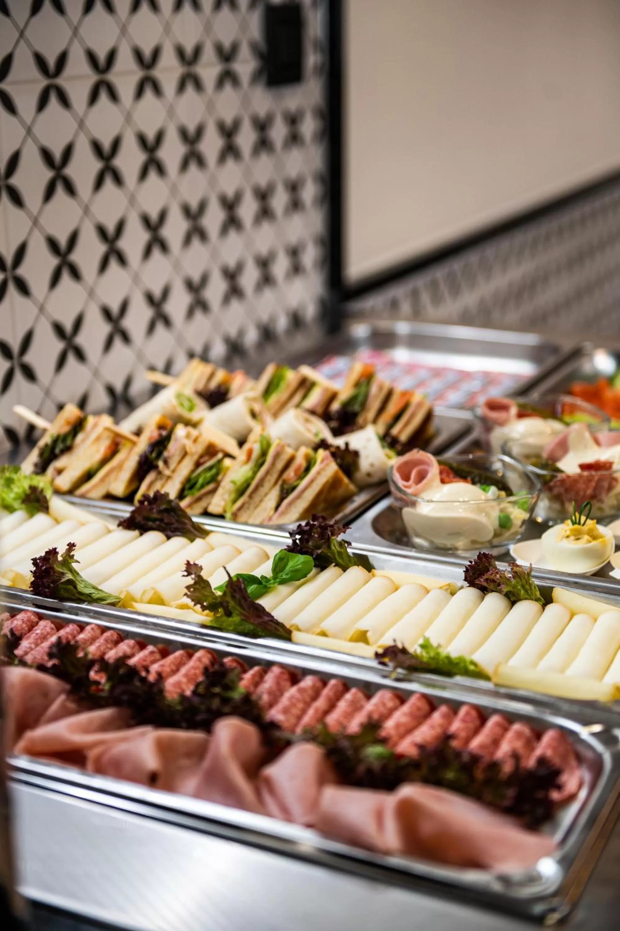 Restaurant/places to eat in City Hotel B&B, reception 24 7, 800m od-from R1, free parking