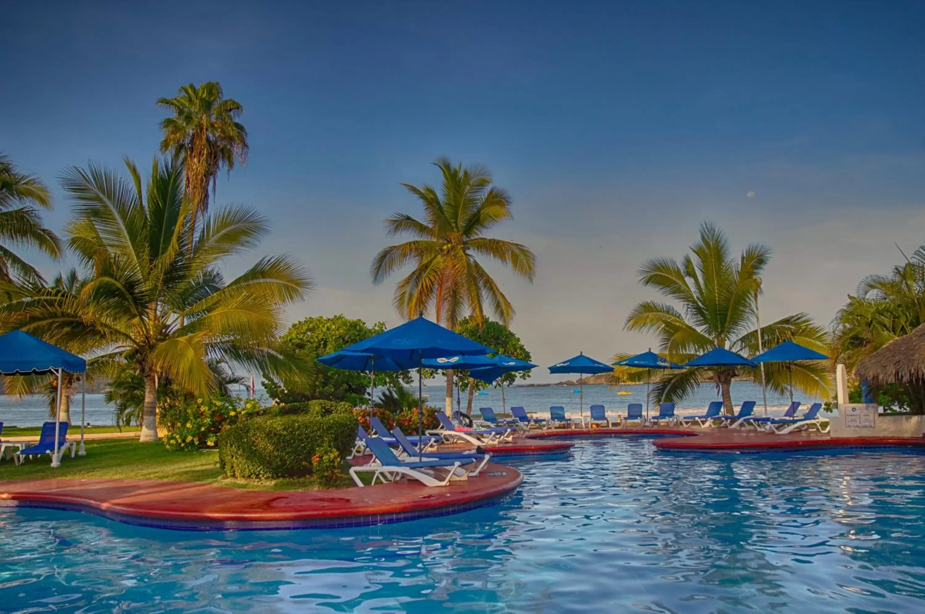 Swimming pool in Qualton Club Ixtapa All Inclusive