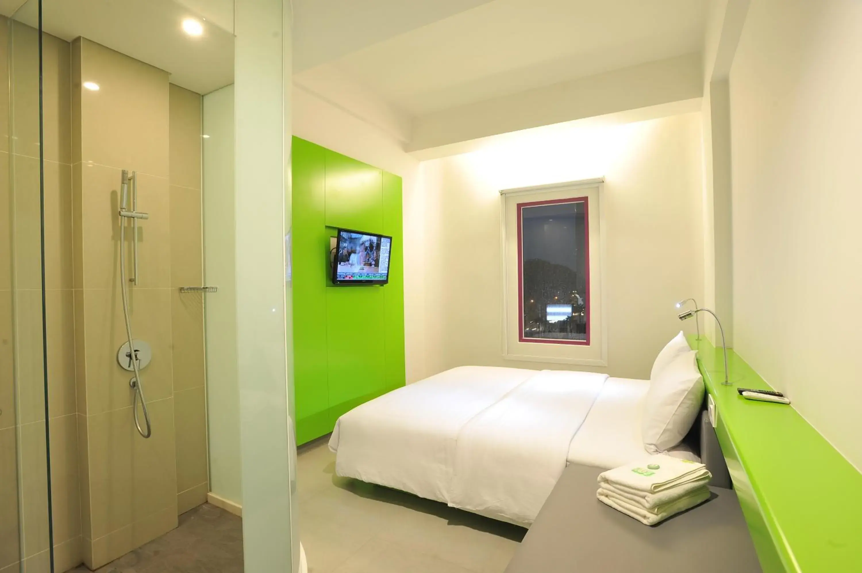 Photo of the whole room, Bed in POP! Hotel Diponegoro Surabaya