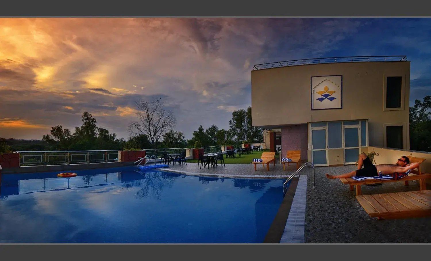 Swimming Pool in Hotel Atulyaa Taj