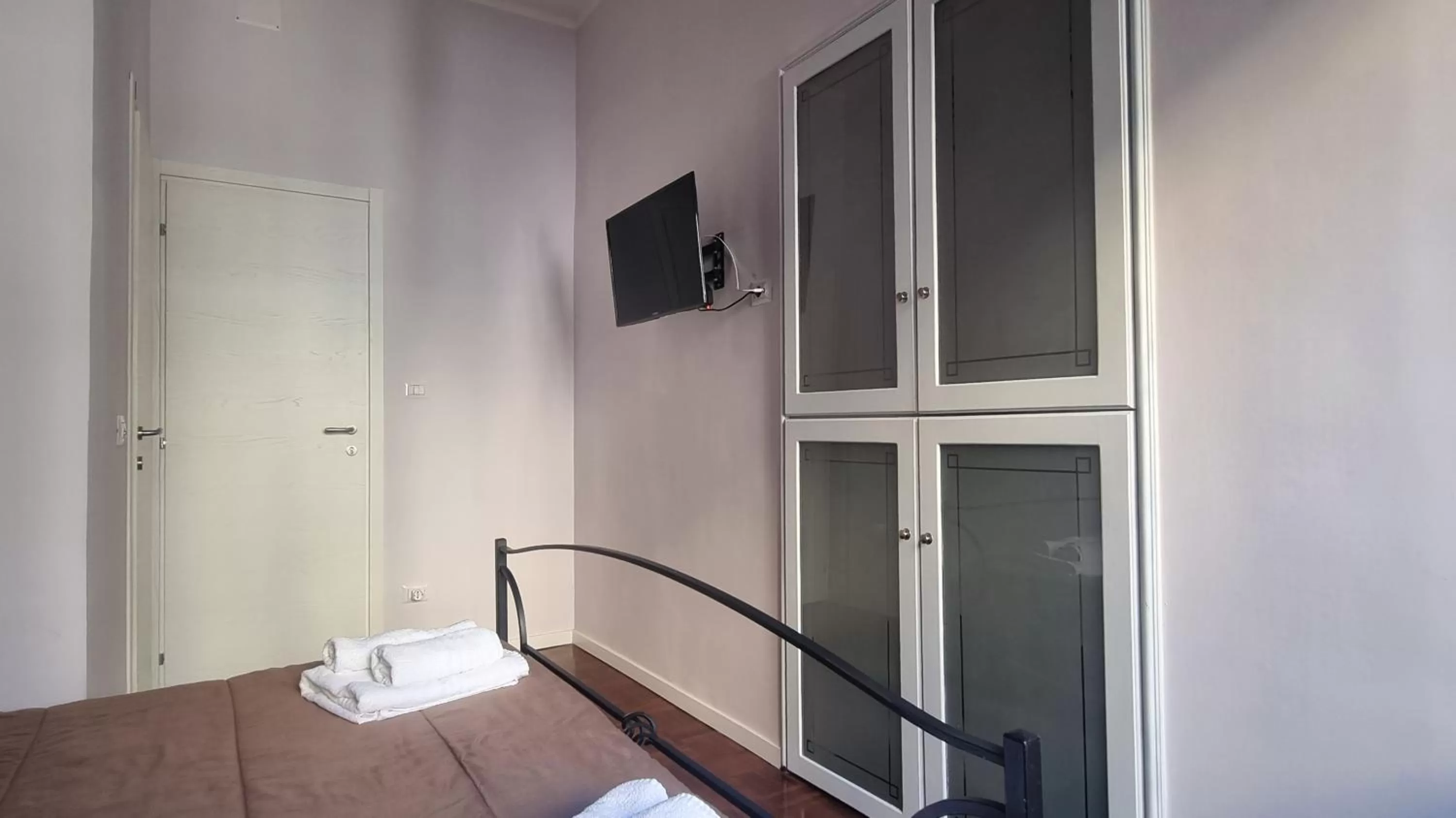 Bed, TV/Entertainment Center in Archivio Storico Napoli Centro