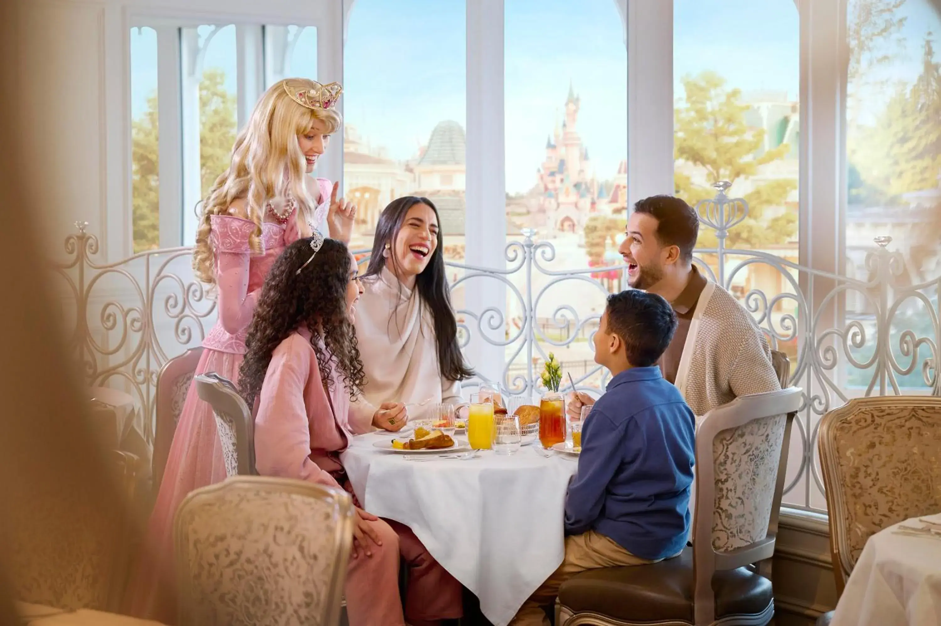 Restaurant/Places to Eat in Disneyland Hotel + Tickets