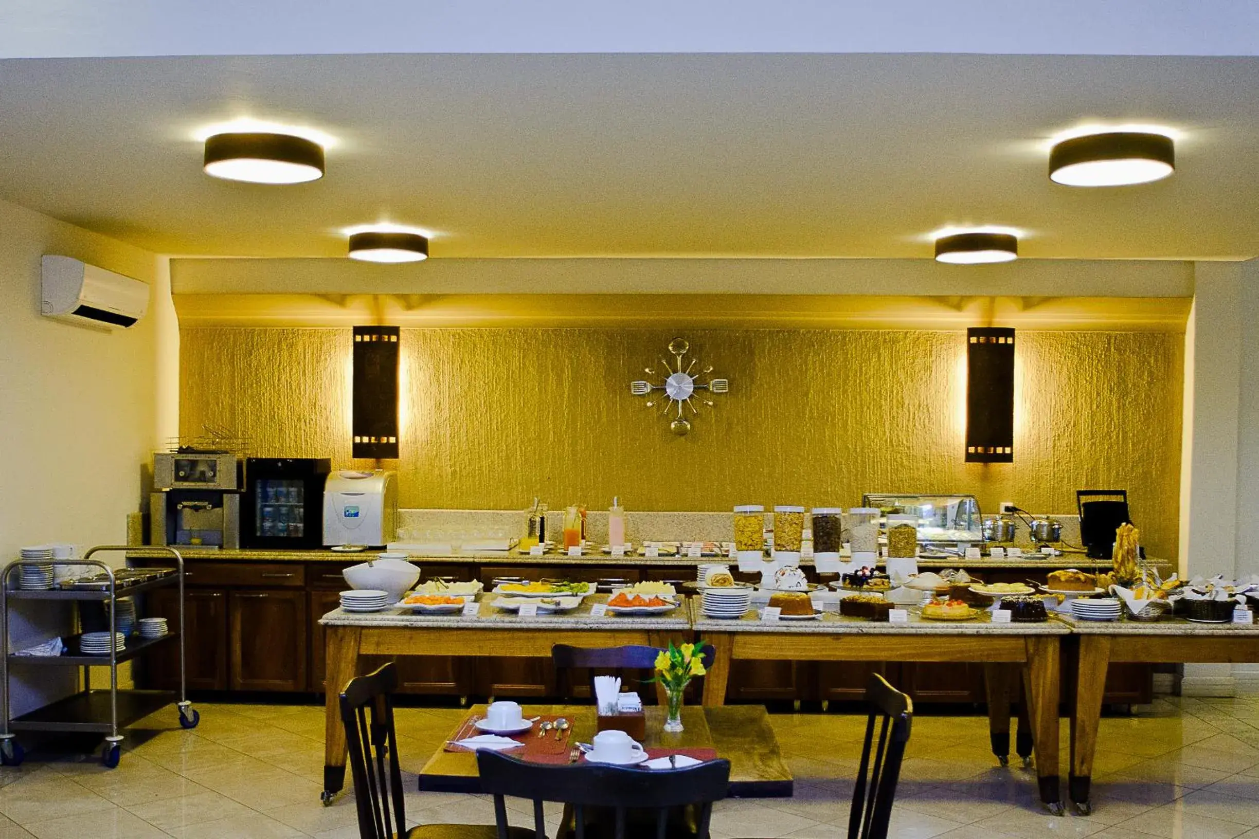 Continental breakfast, Restaurant/Places to Eat in ALTADOMO HOTEL