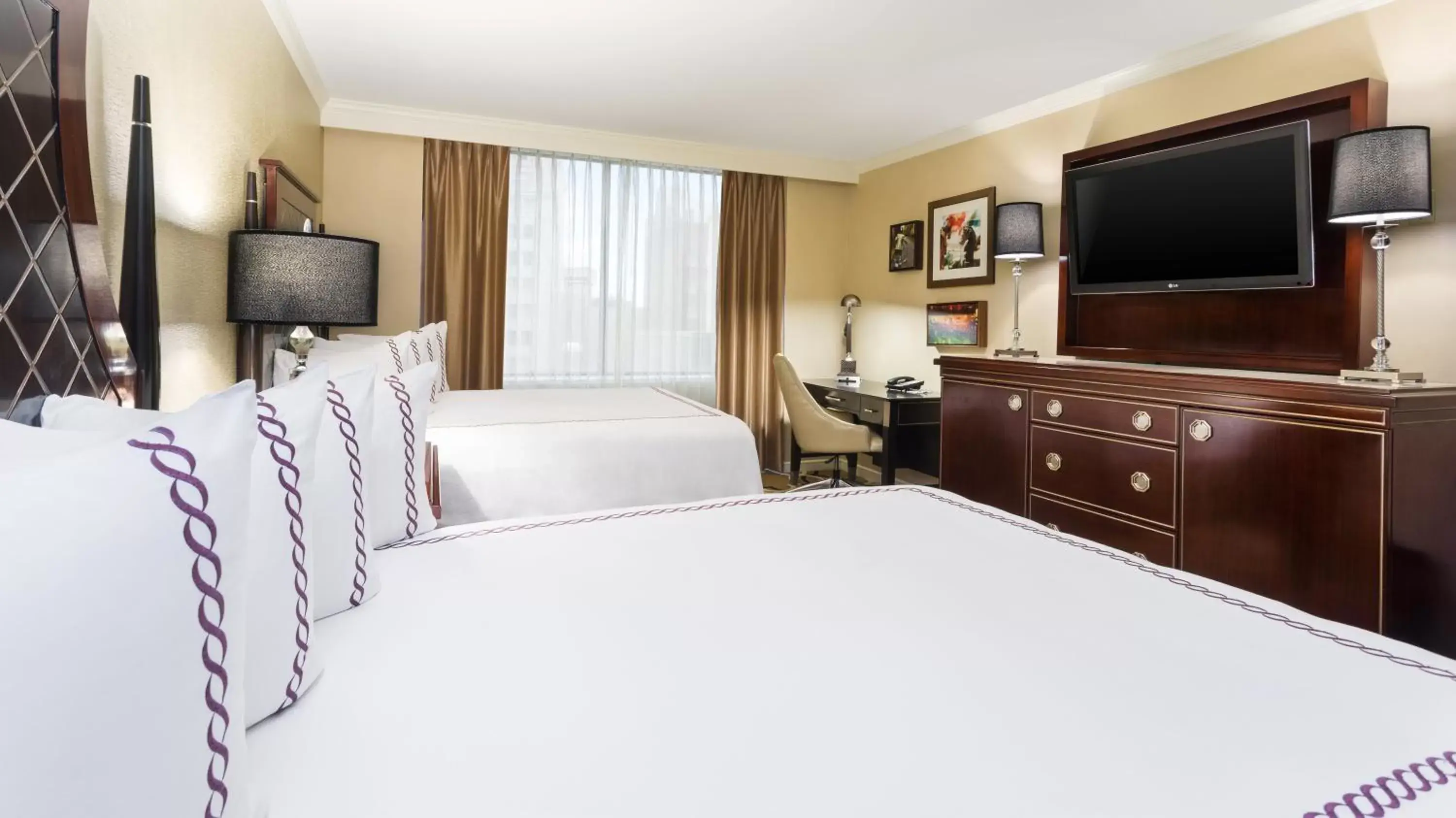 Photo of the whole room, TV/Entertainment Center in InterContinental New Orleans, an IHG Hotel