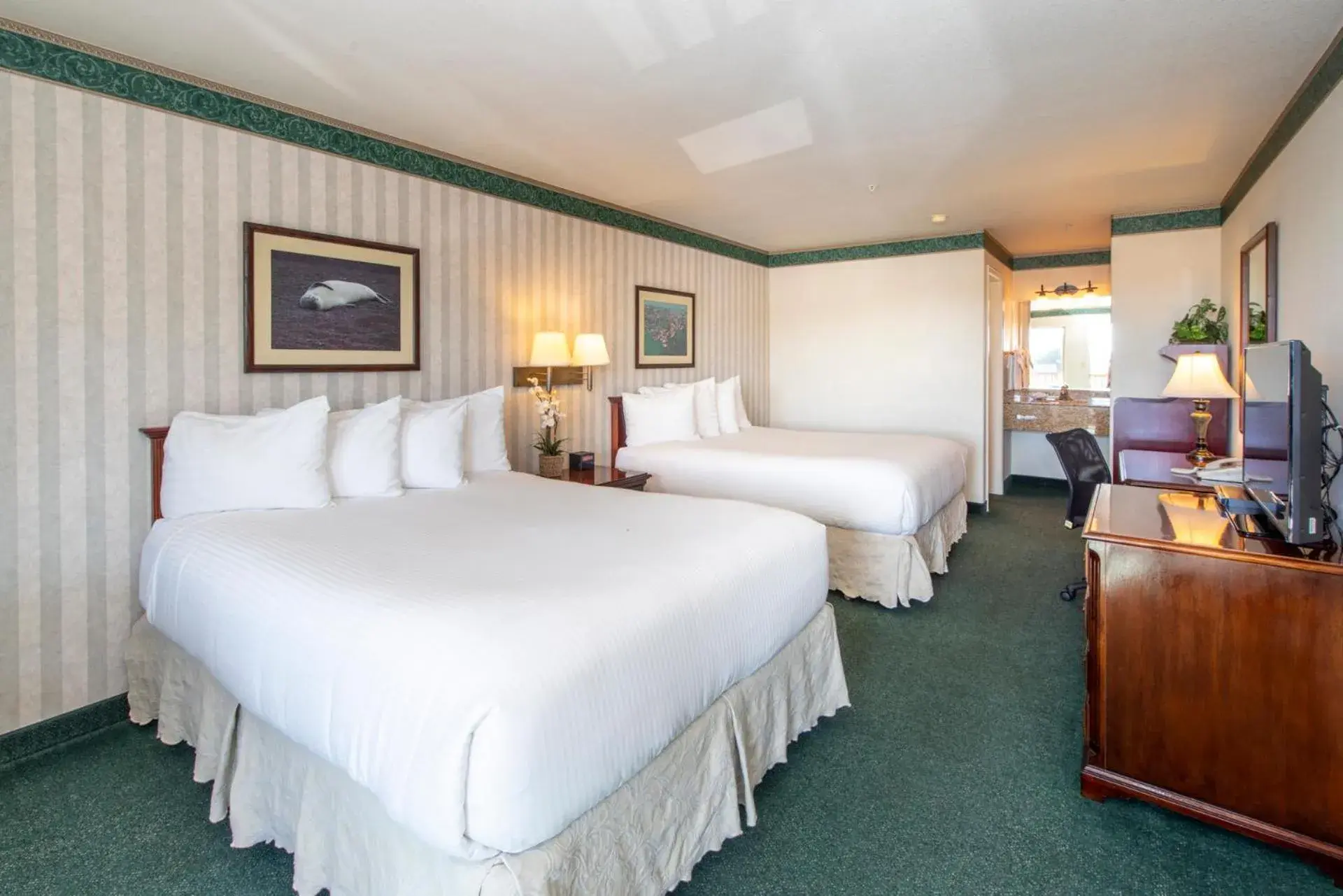 Bed in Emerald Dolphin Inn & Mini Golf