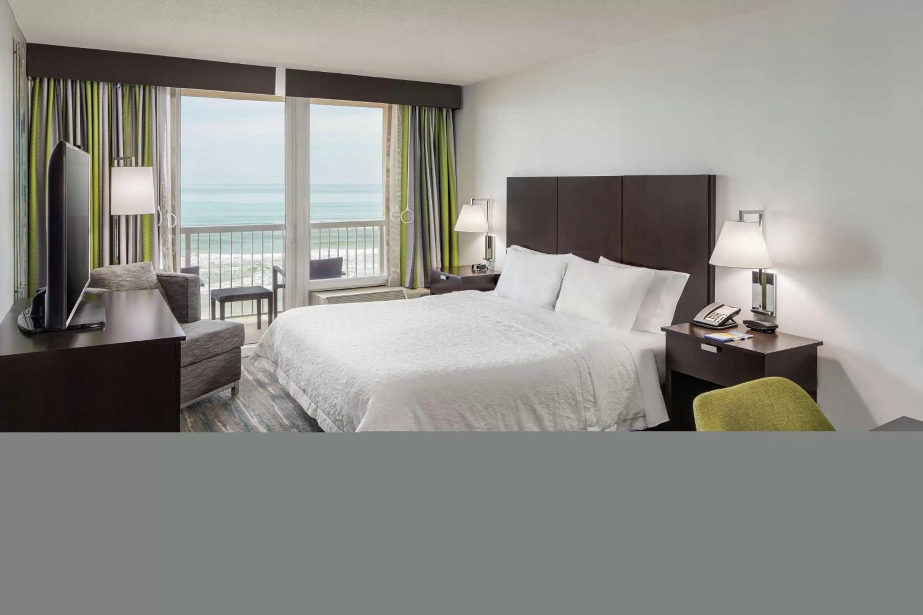 Photo of the whole room, Bed in Hampton Inn Daytona Beach/Beachfront