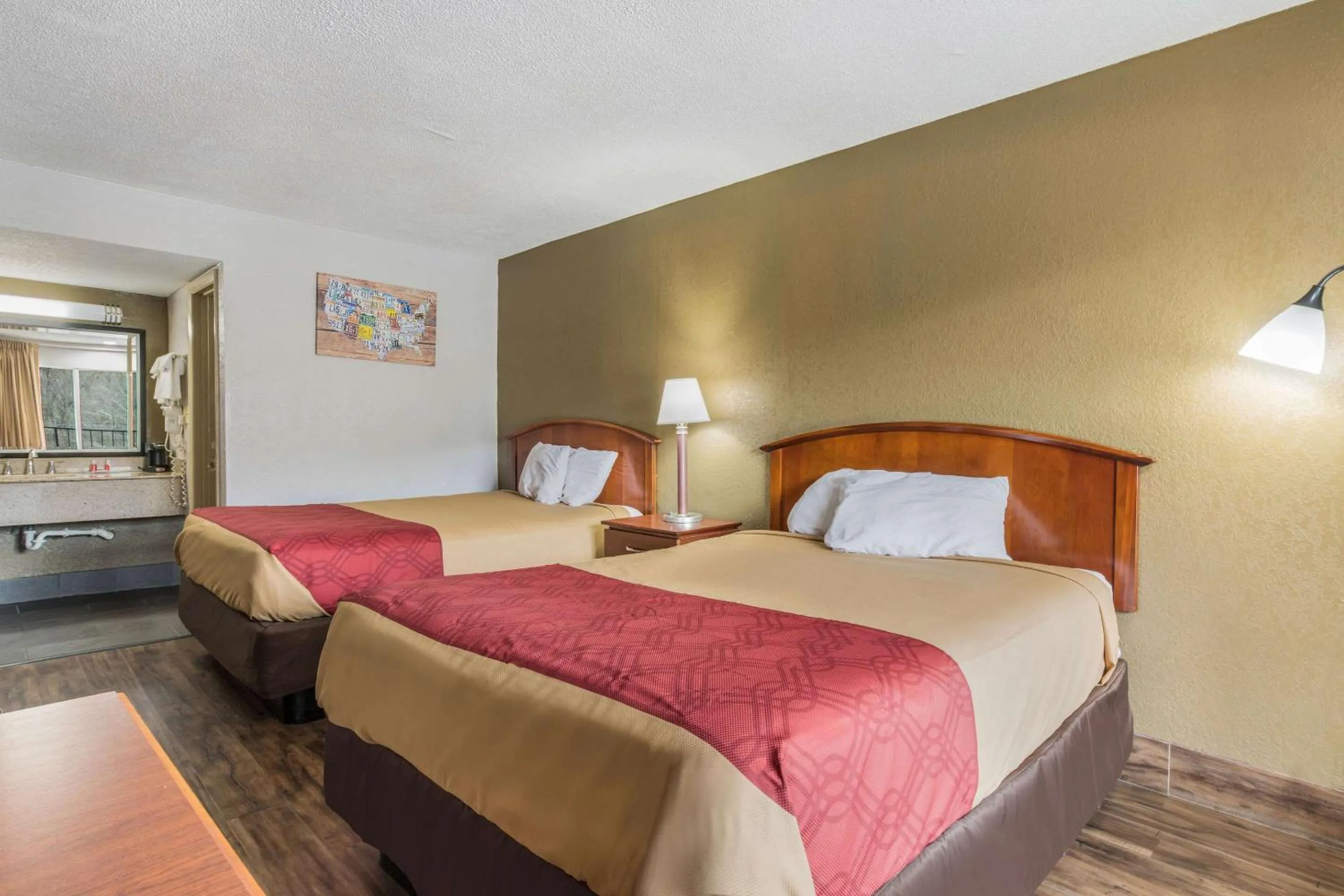 Photo of the whole room, Bed in Econo Lodge Salisbury South