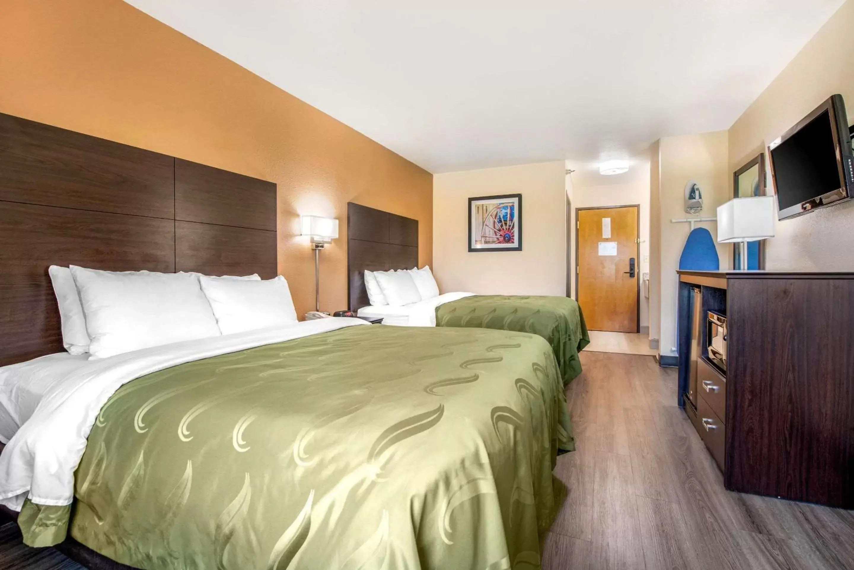 Photo of the whole room, Bed in Quality Inn & Suites