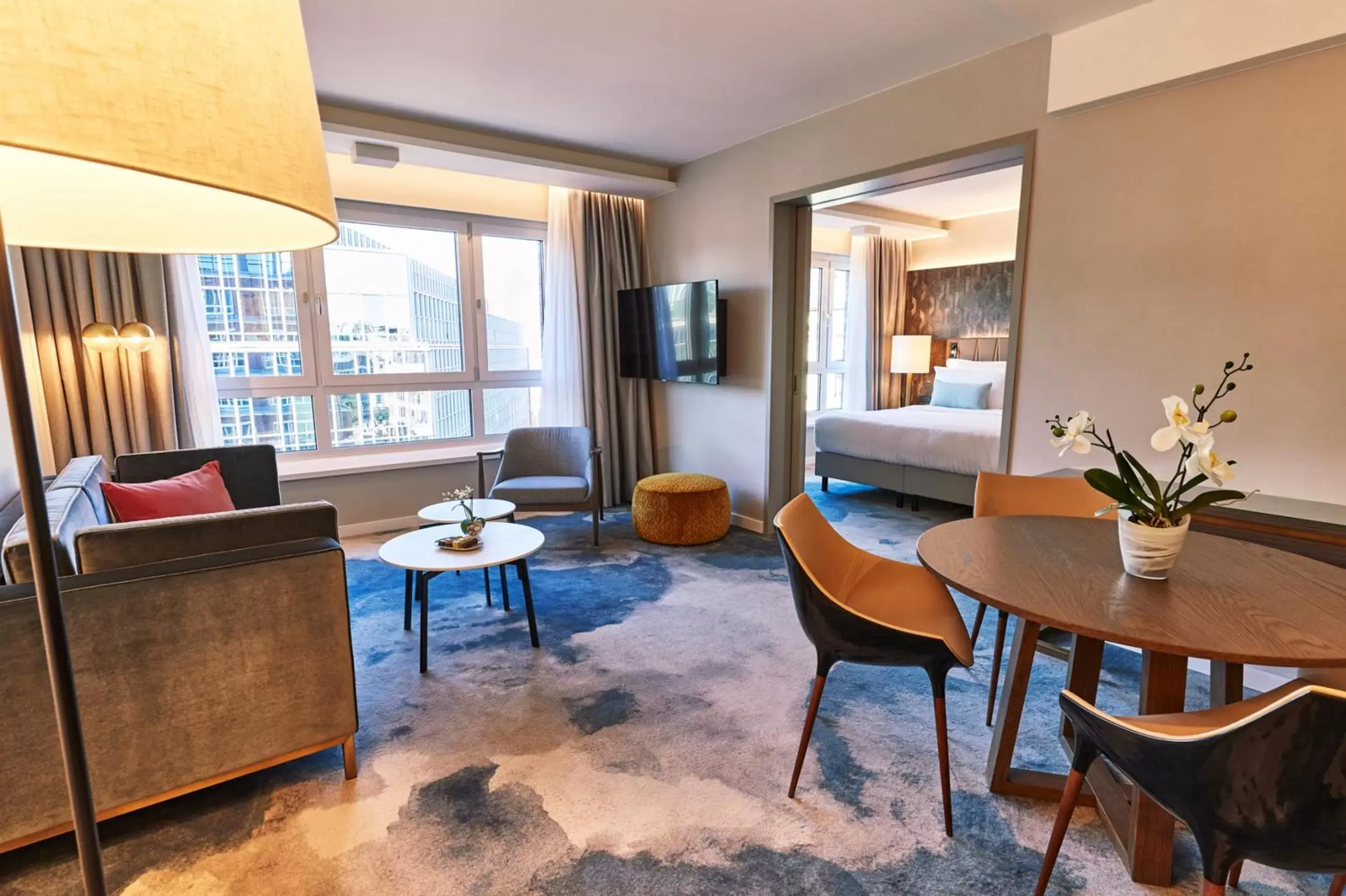 Living room, Seating Area in Steigenberger Hotel Hamburg