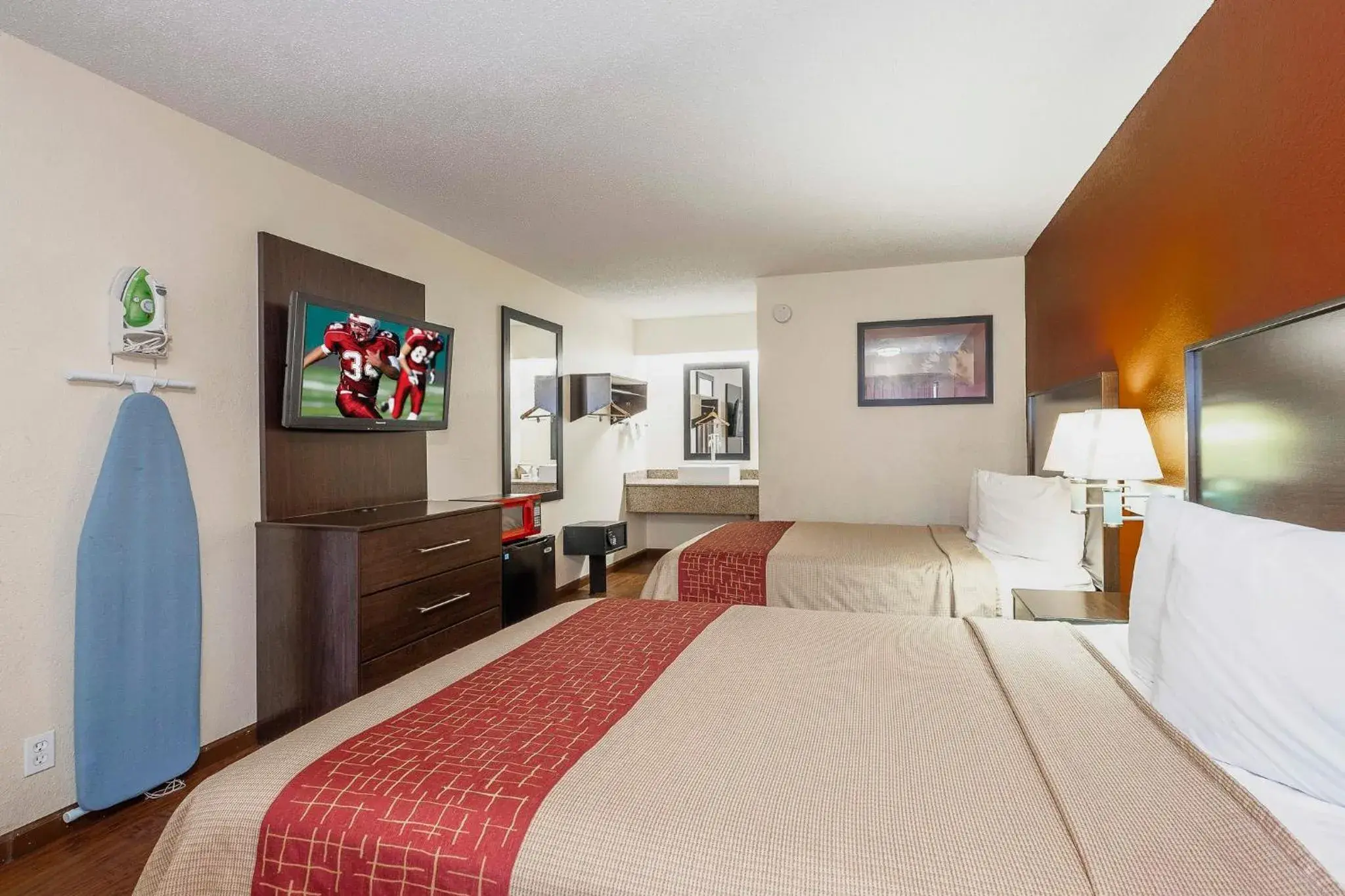 Photo of the whole room, Bed in Red Roof Inn Jackson North – Ridgeland