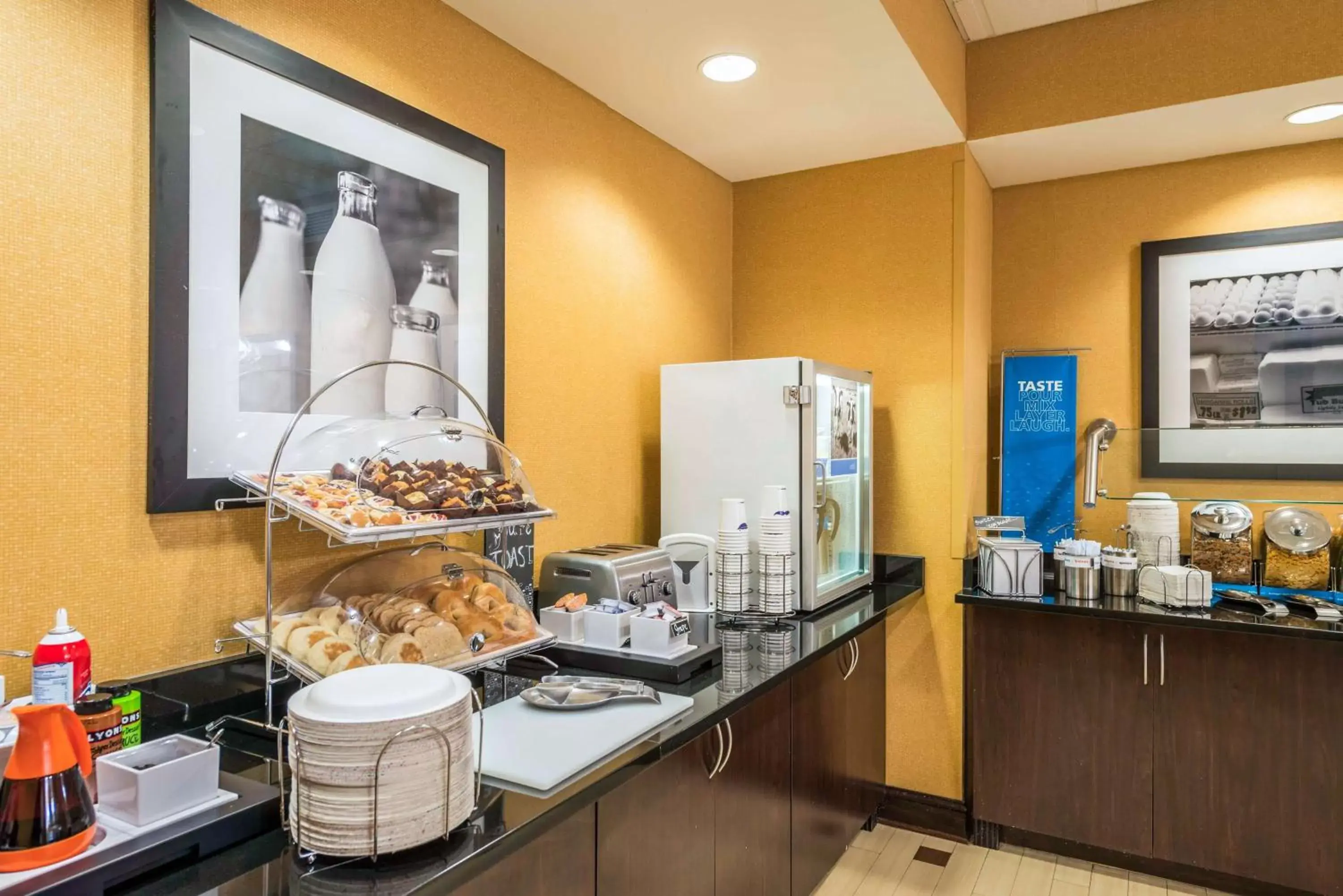 Breakfast in Hampton Inn & Suites Jacksonville South - Bartram Park