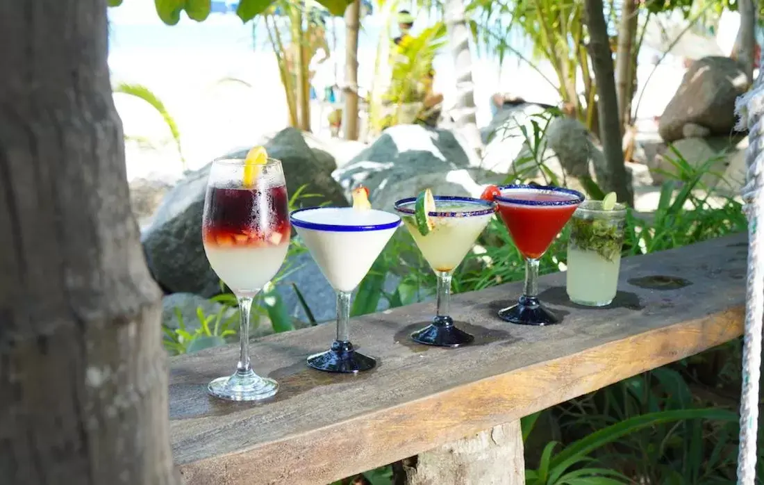 Lounge or bar, Drinks in Junto al Rio Bungalows & Suites