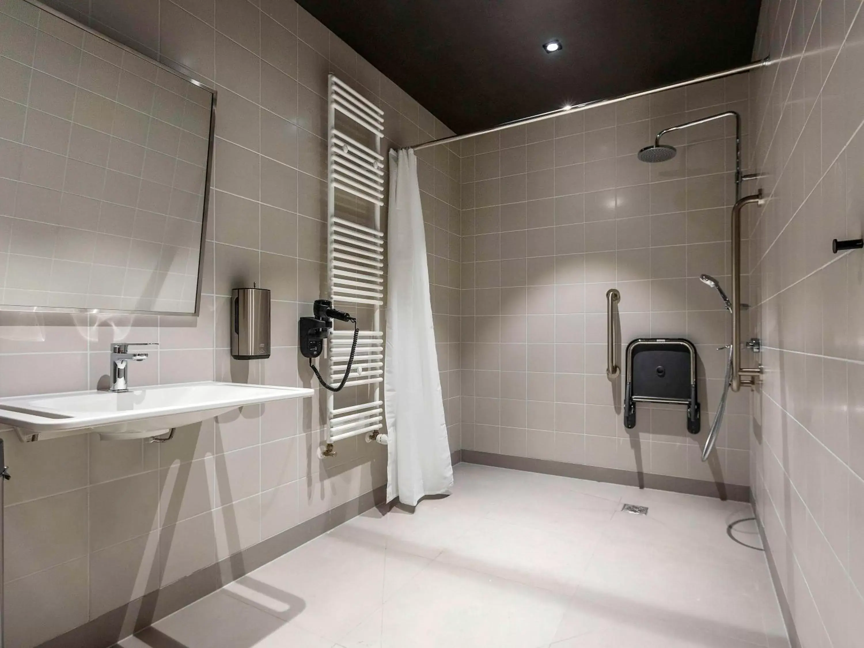 Fitness centre/facilities, Bathroom in ibis Styles Szczecin Stare Miasto