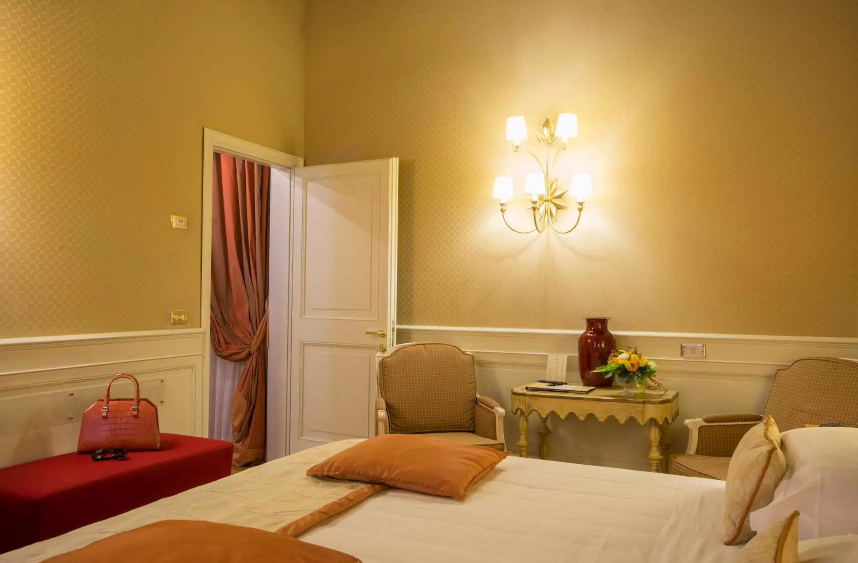 Bedroom, Bed in Hotel Corona d'Oro