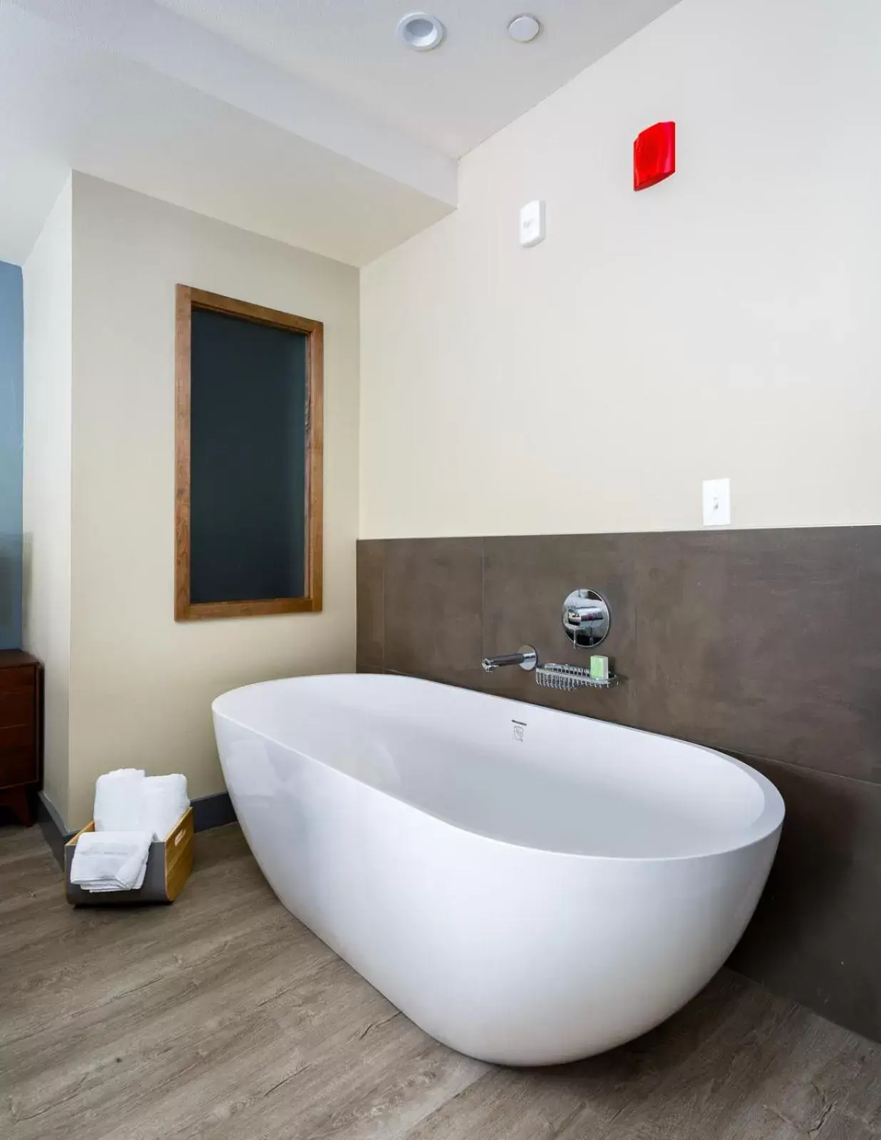 Bath, Bathroom in The Coho Oceanfront Lodge