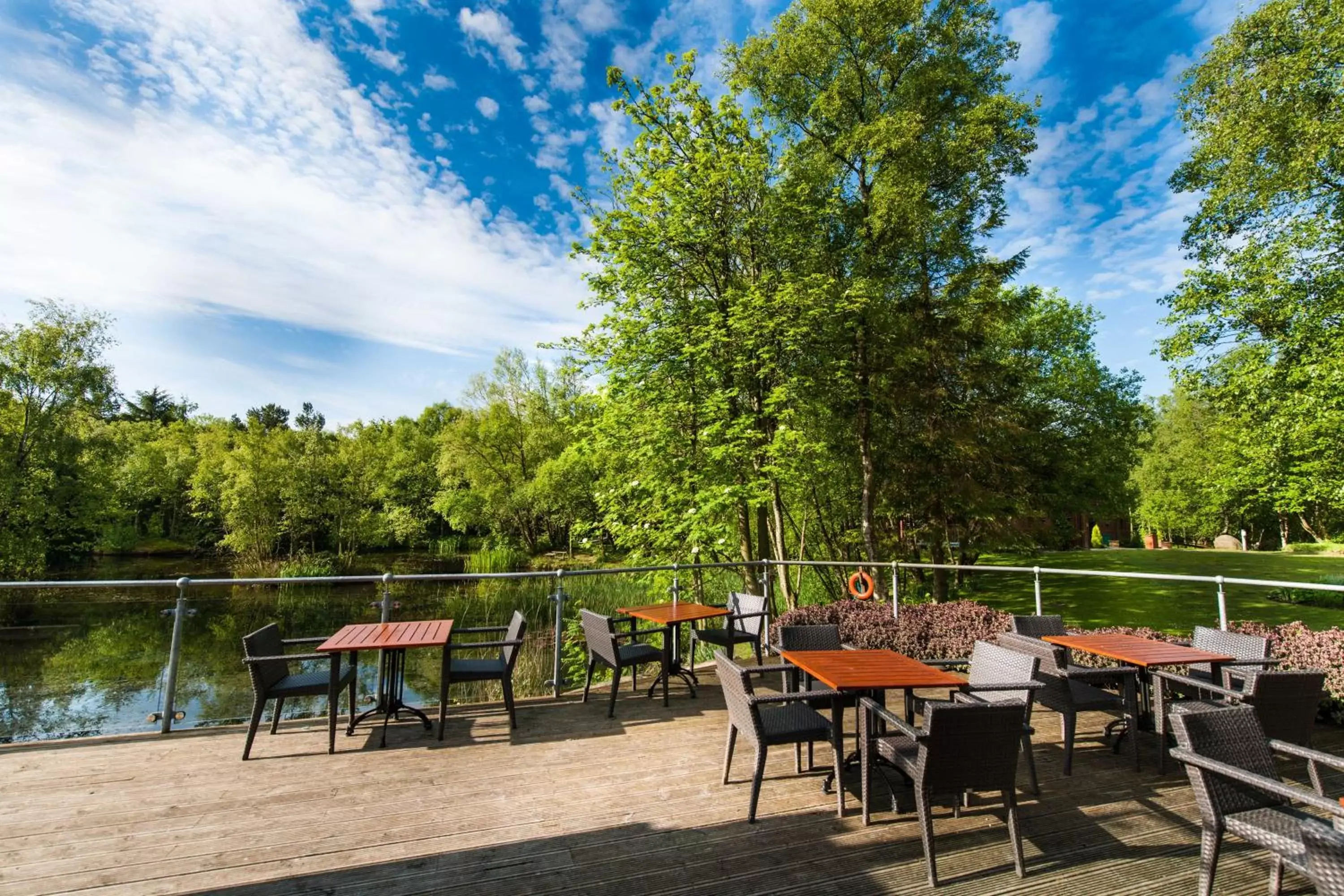 Patio, Restaurant/Places to Eat in Chevin Country Park Hotel & Spa