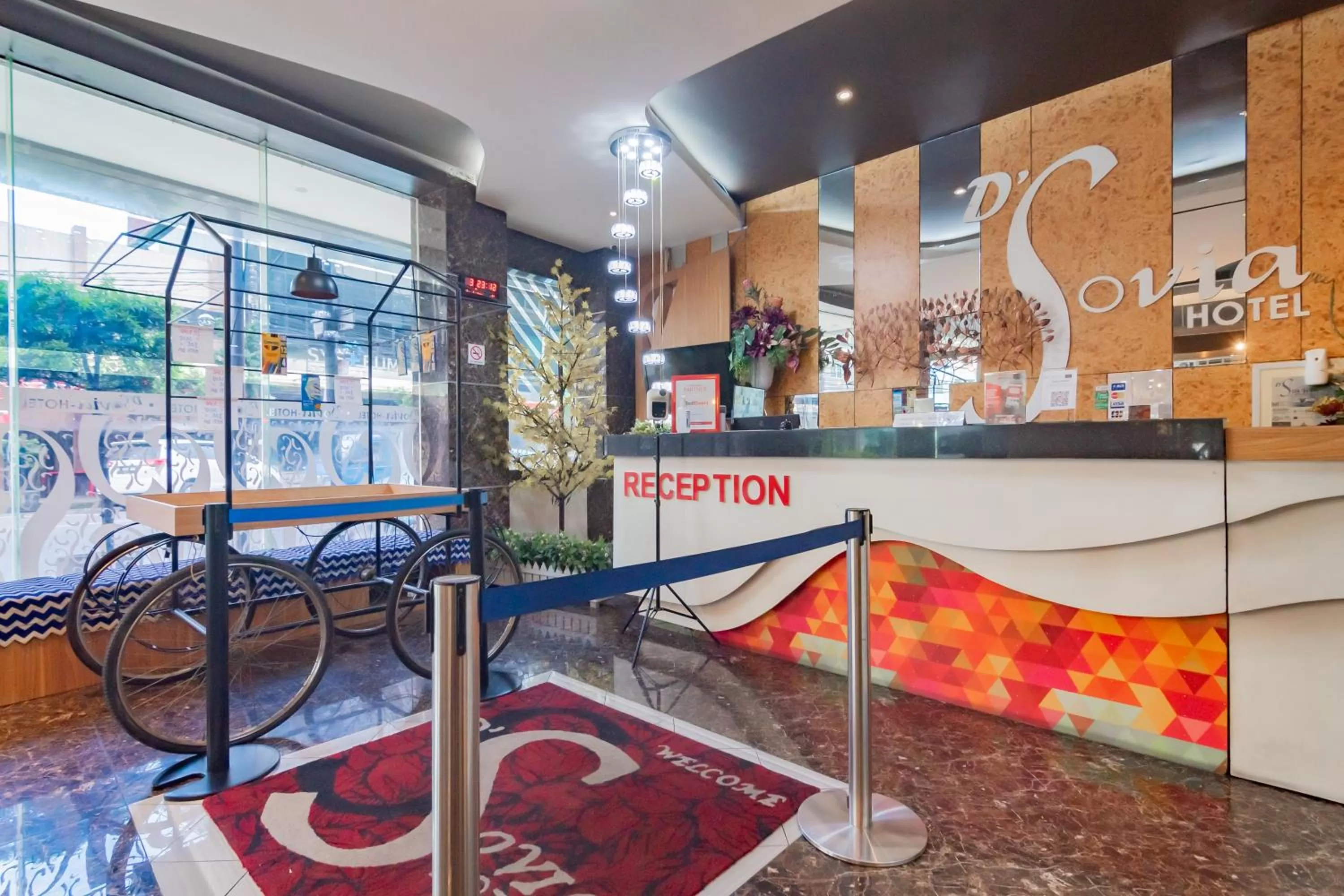 Lobby or reception in RedDoorz Premium near Bandung Station