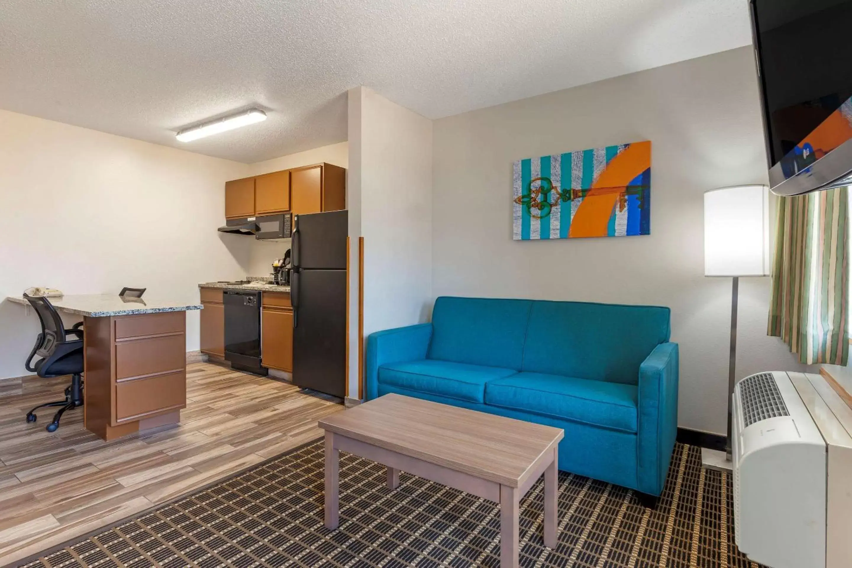 Bedroom, Seating Area in MainStay Suites Dubuque at Hwy 20