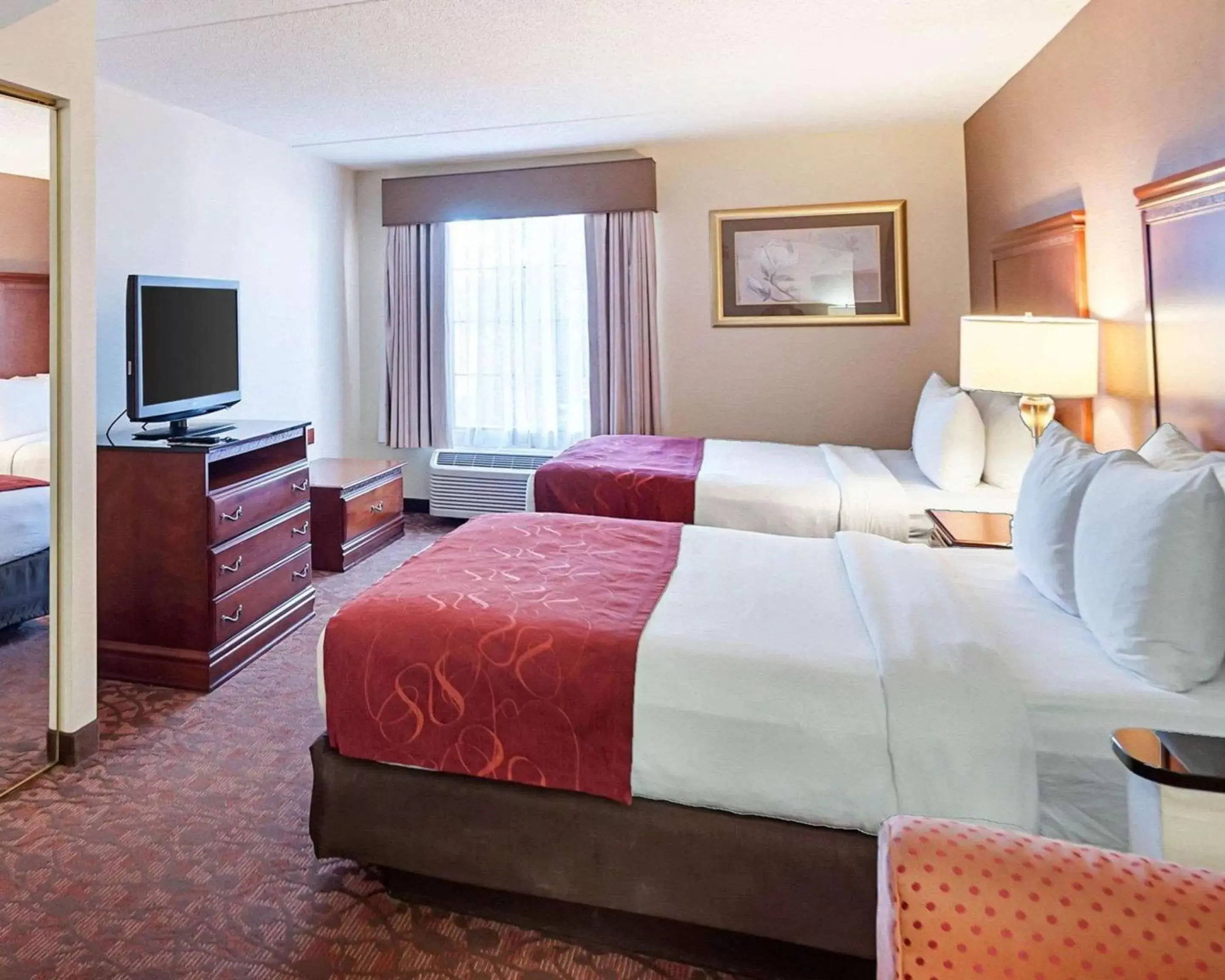 Photo of the whole room, Bed in Comfort Suites Dulles Airport
