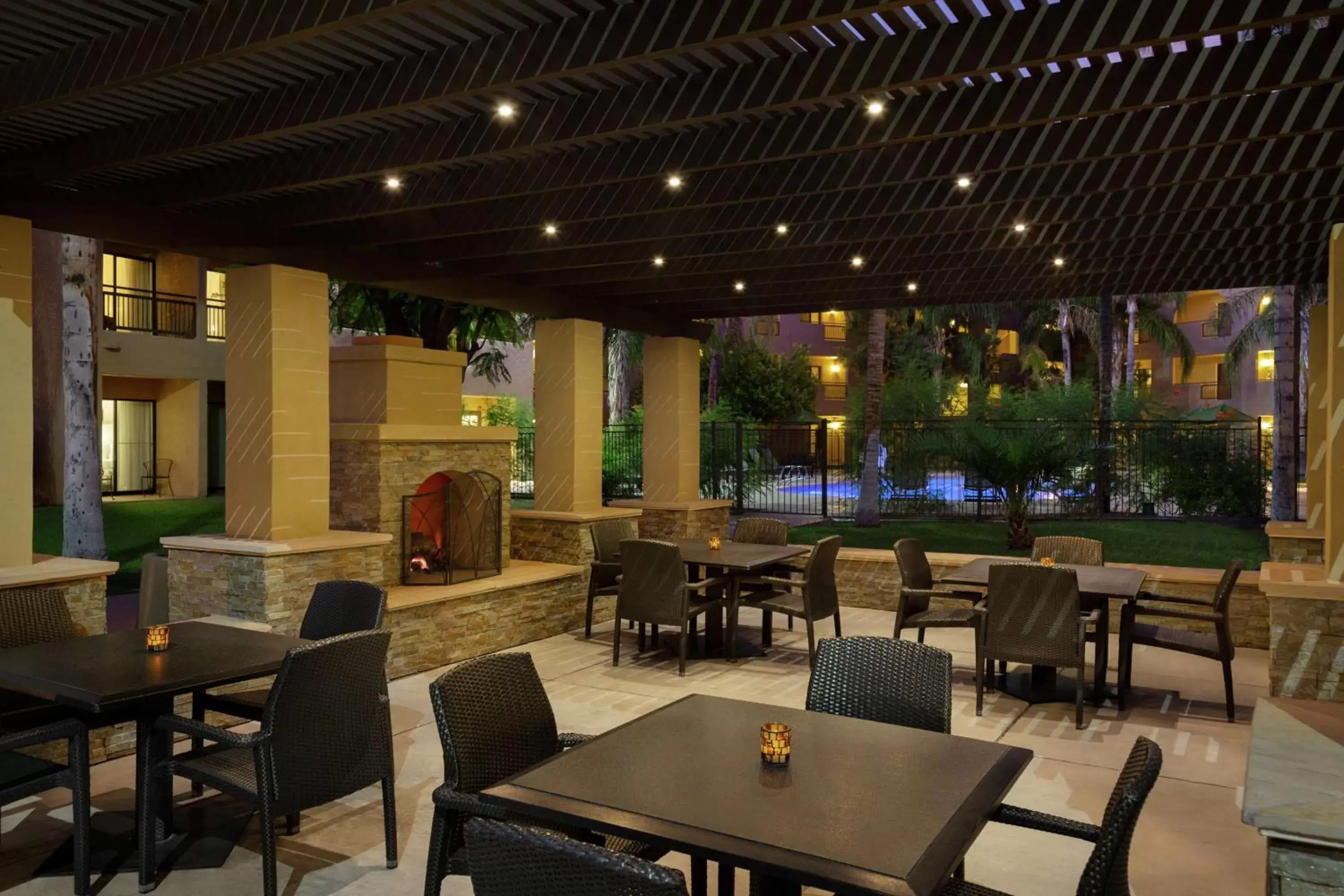 Patio, Restaurant/Places to Eat in Embassy Suites by Hilton Phoenix Tempe