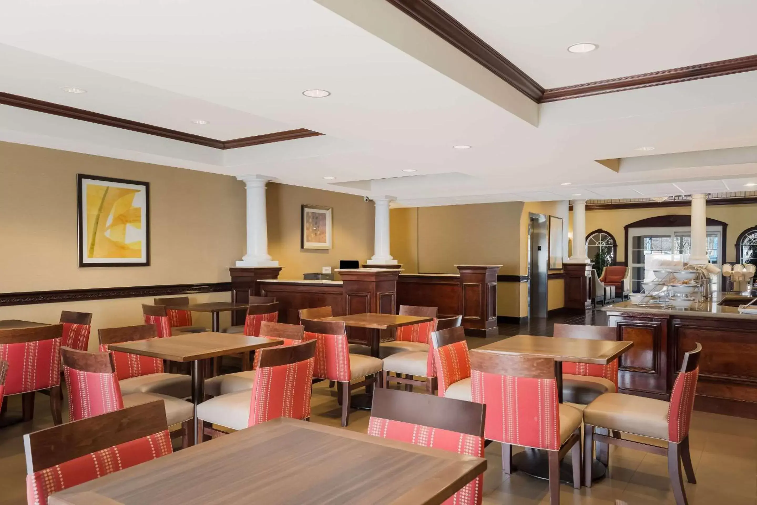 Breakfast, Restaurant/Places to Eat in Comfort Suites Near University