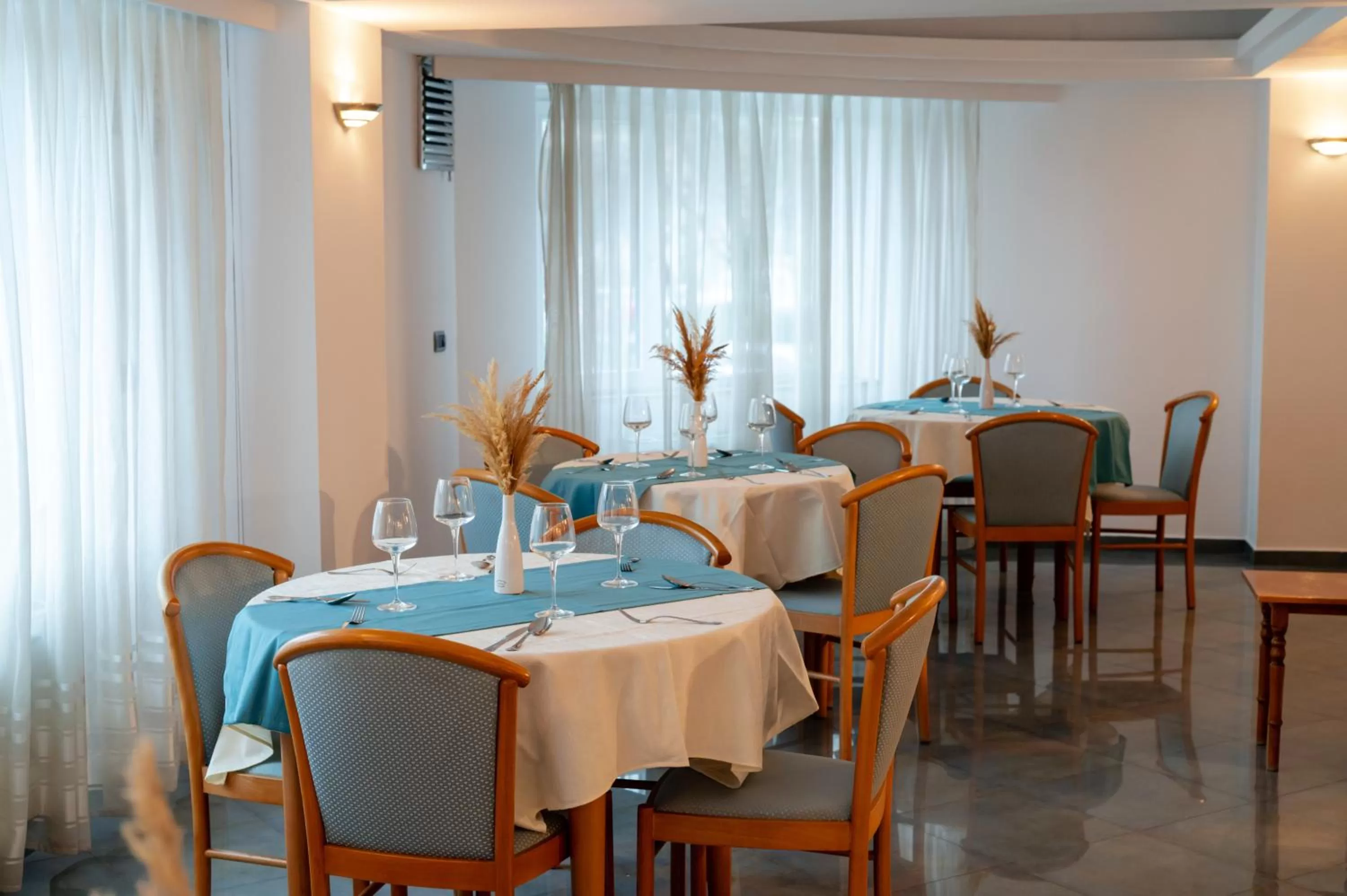 Restaurant/places to eat in Hotel Excelsior By TimHotels