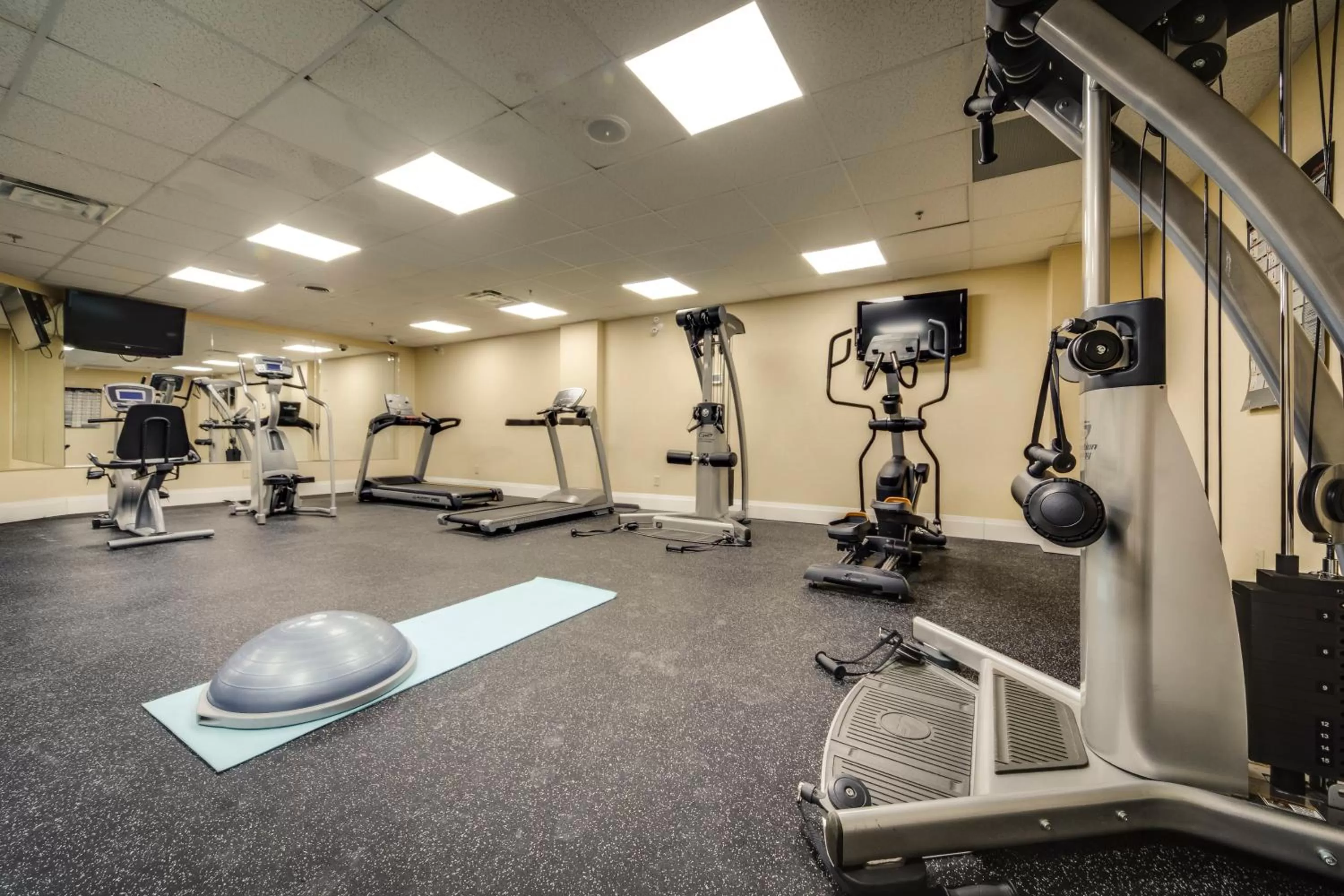 Fitness centre/facilities in Monte Carlo Inn & Suites Downtown Markham