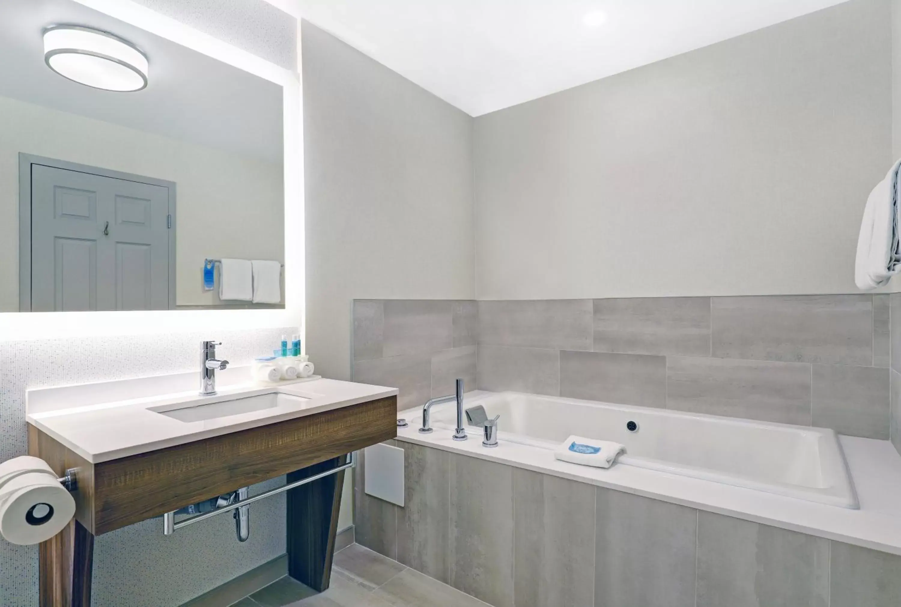 Photo of the whole room, Bathroom in Holiday Inn Express Whitby Oshawa, an IHG Hotel