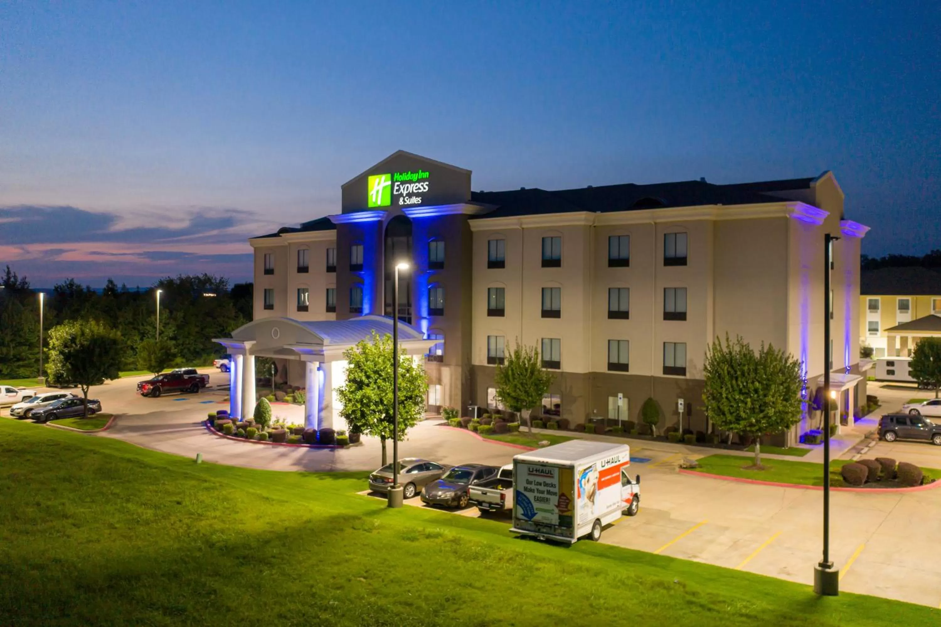 Property Building in Holiday Inn Express & Suites Van Buren-Fort Smith Area, an IHG Hotel