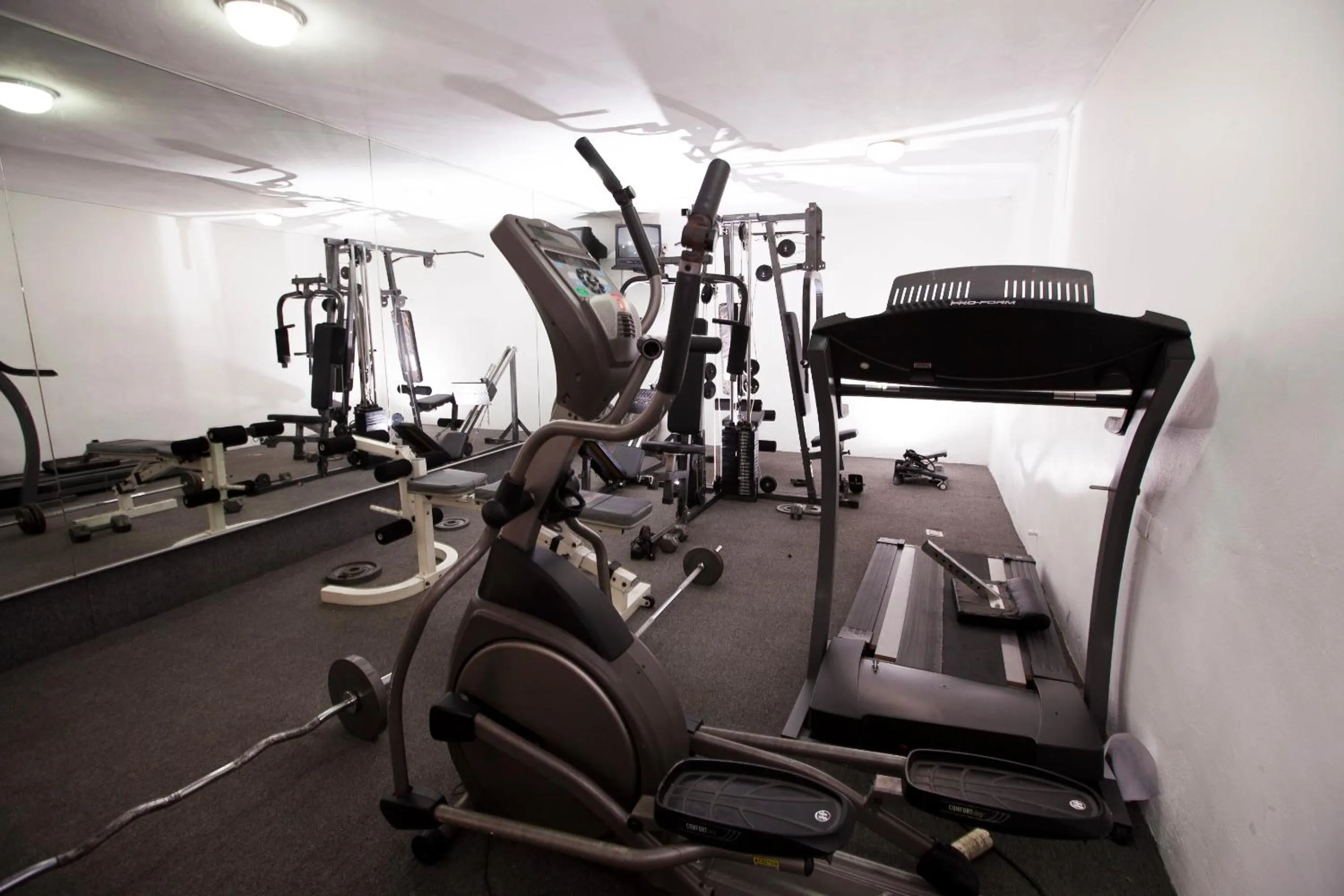 Fitness centre/facilities in Hotel El Camino Inn & Suites
