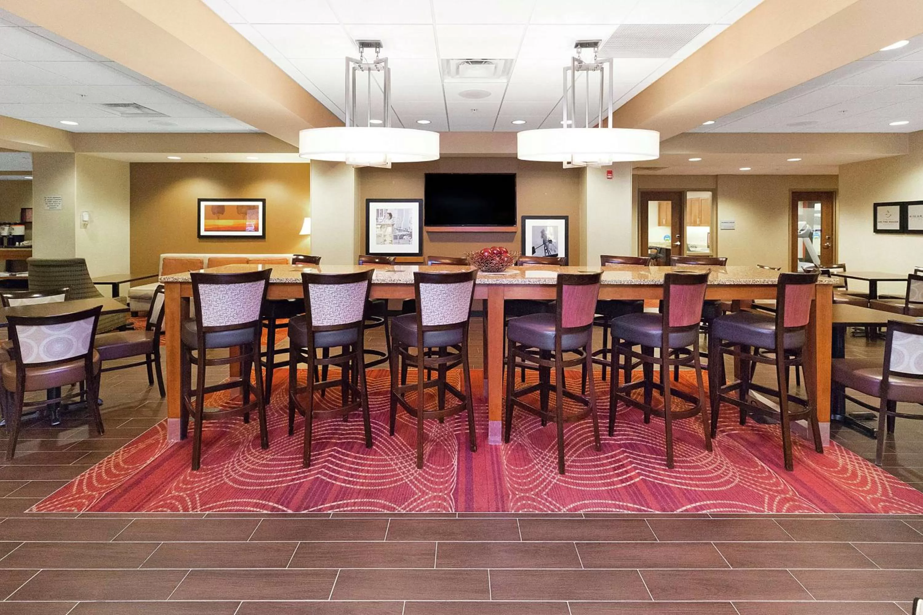 Dining area in Hampton Inn Waynesburg