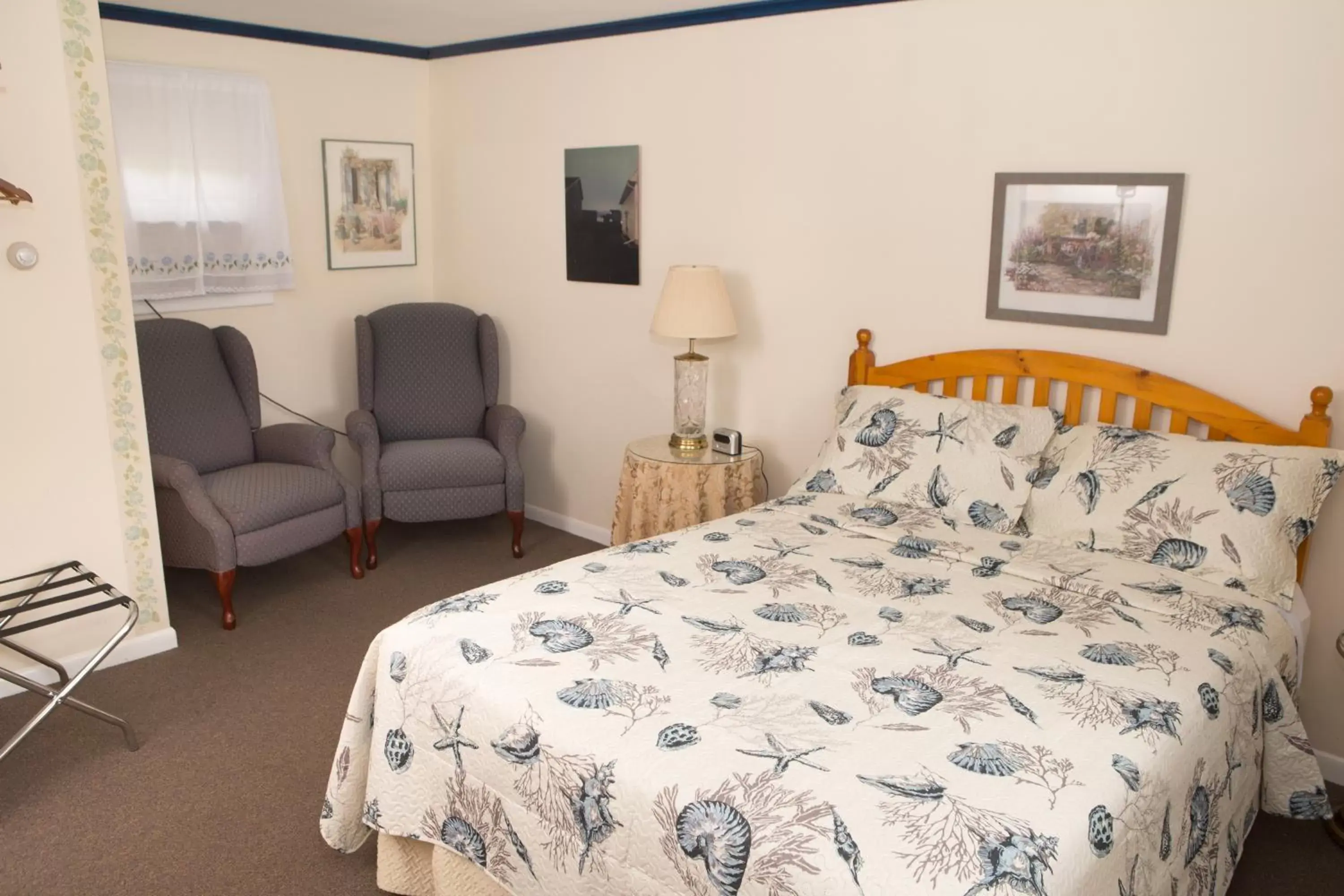 Bed in Governor's Rock Motel Bed in Governor's Rock Motel