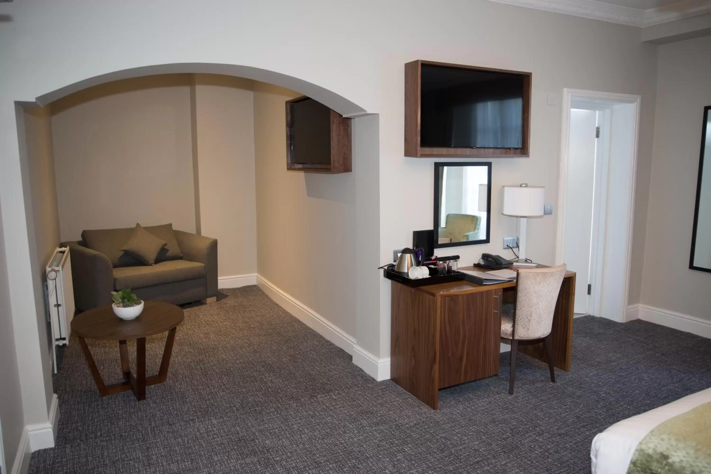 Bed, TV/Entertainment Center in The Croft Hotel, BW Signature Collection