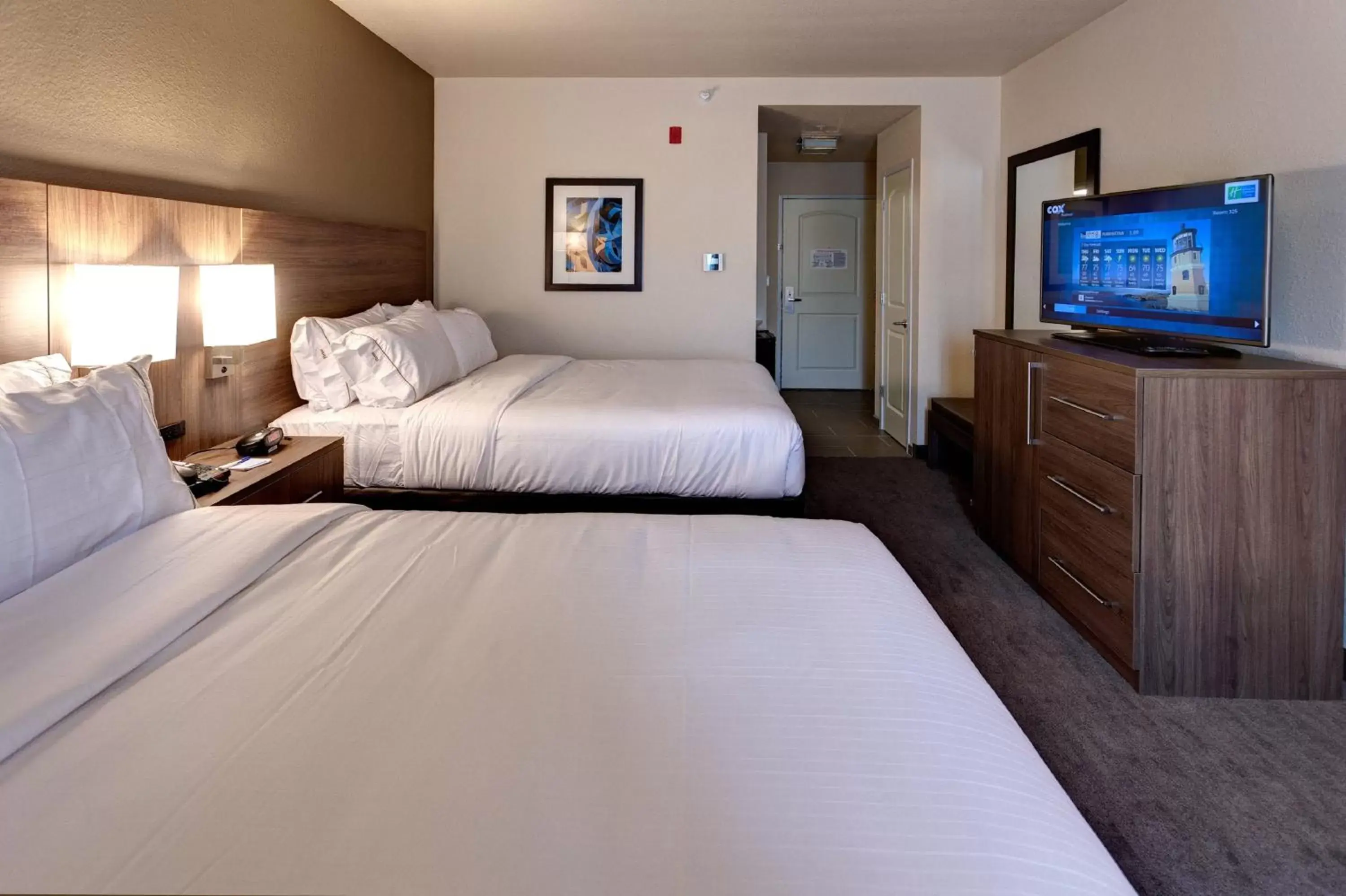 Photo of the whole room, Bed in Holiday Inn Express & Suites Manhattan, an IHG Hotel