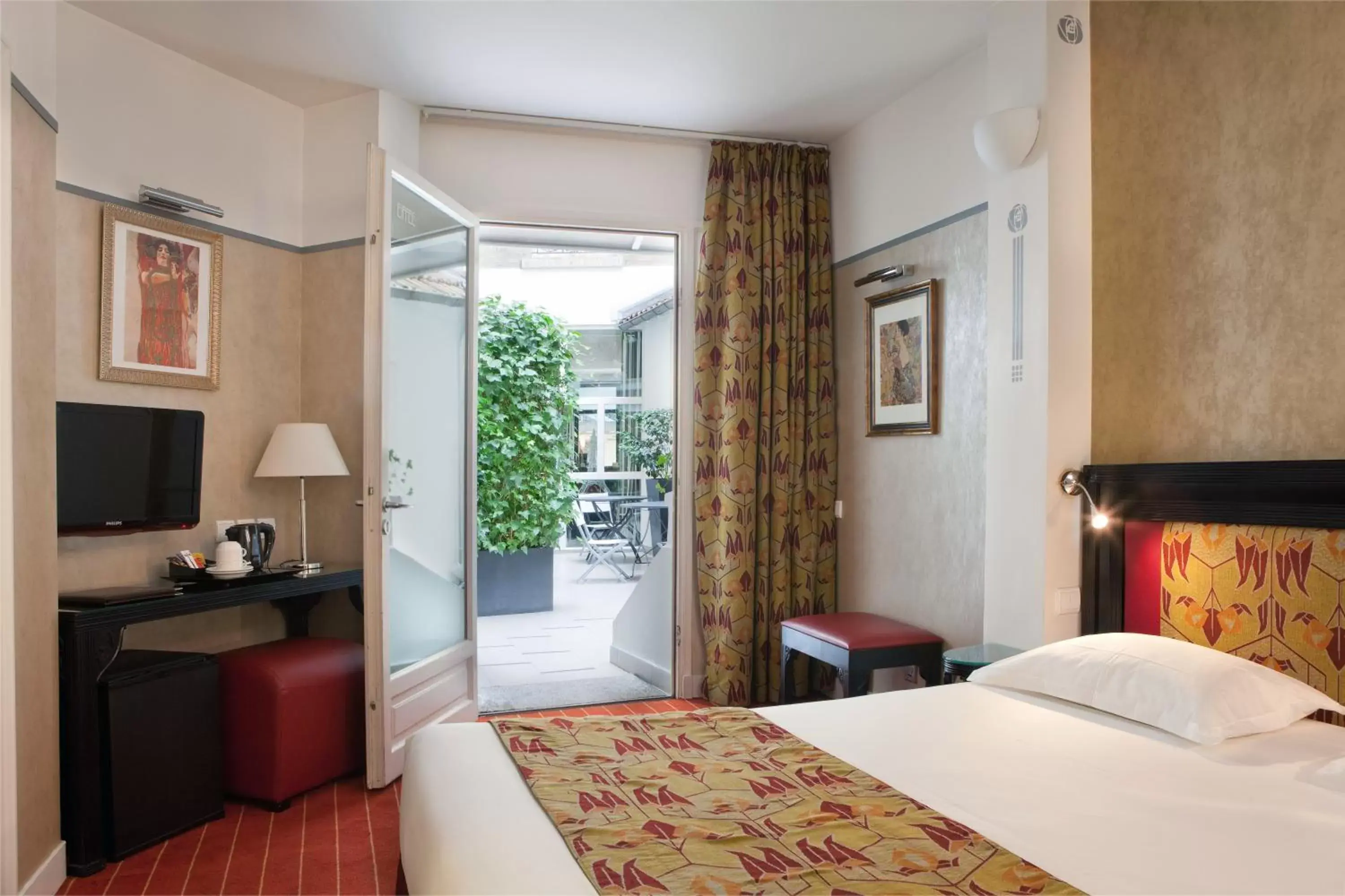 Photo of the whole room, Bed in Hotel Eiffel Seine
