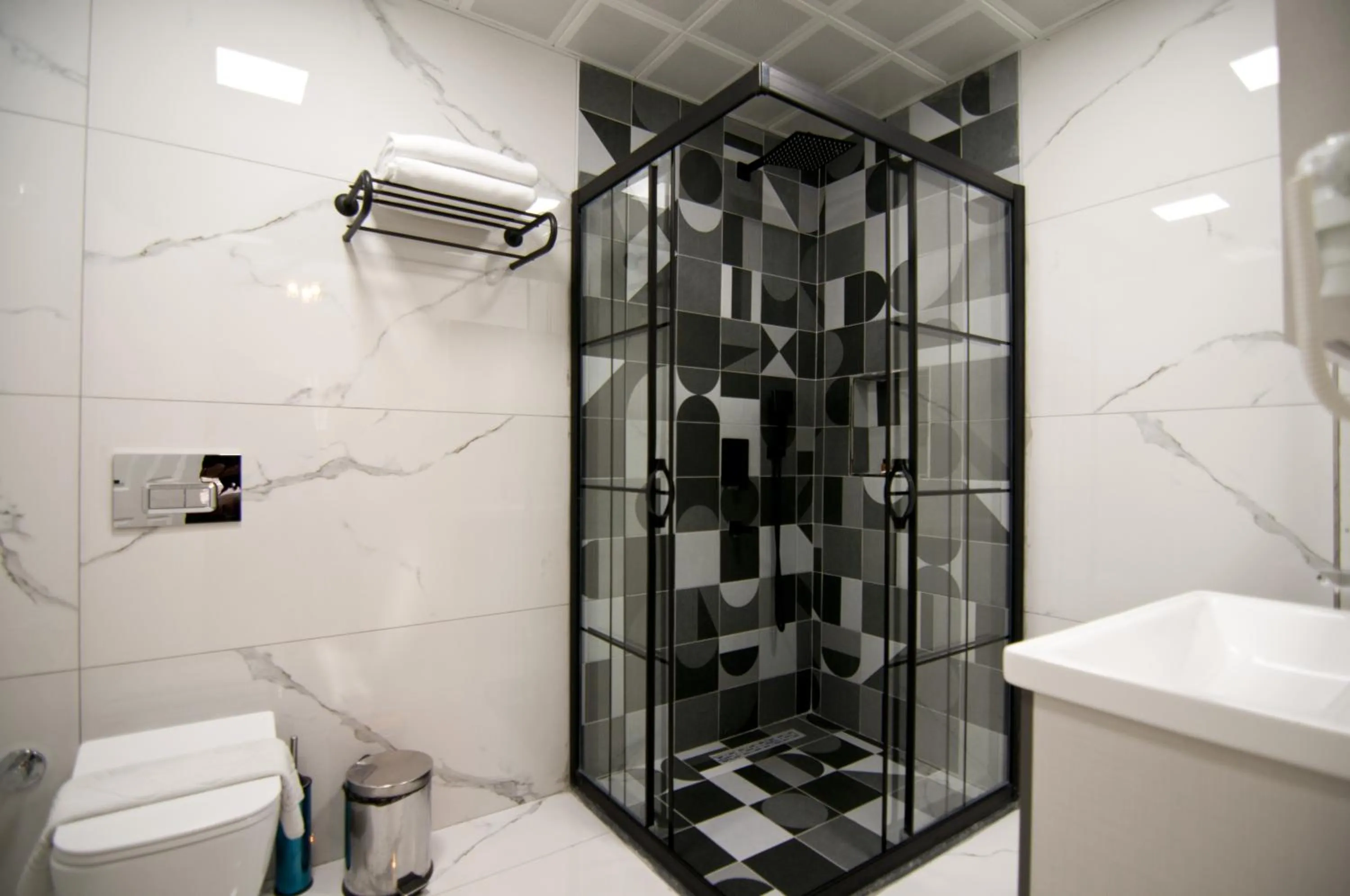 Shower in Paris Garden Hotel Istanbul