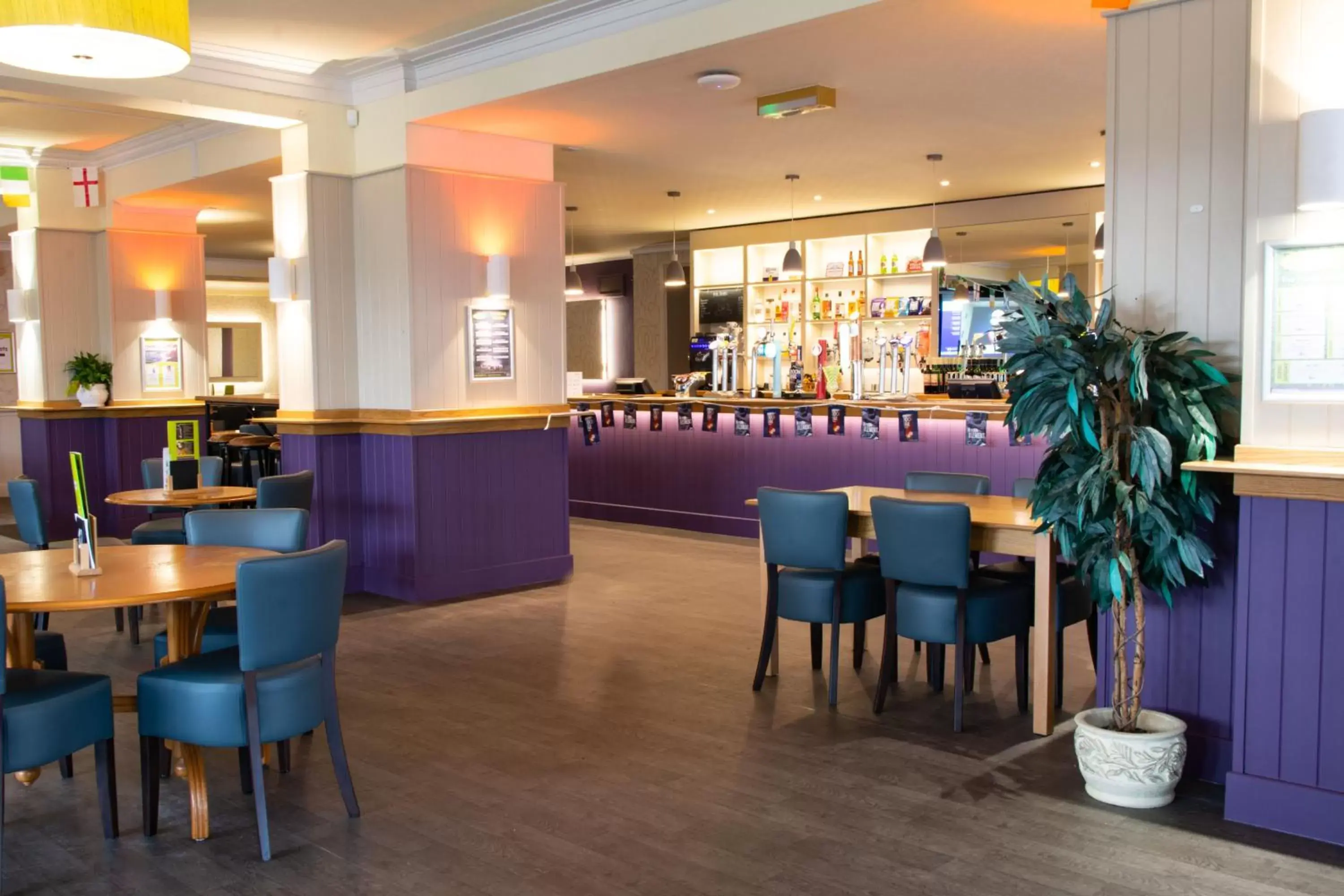 Lounge or bar, Restaurant/Places to Eat in TLH Carlton Hotel and Spa - TLH Leisure and Entertainment Resort