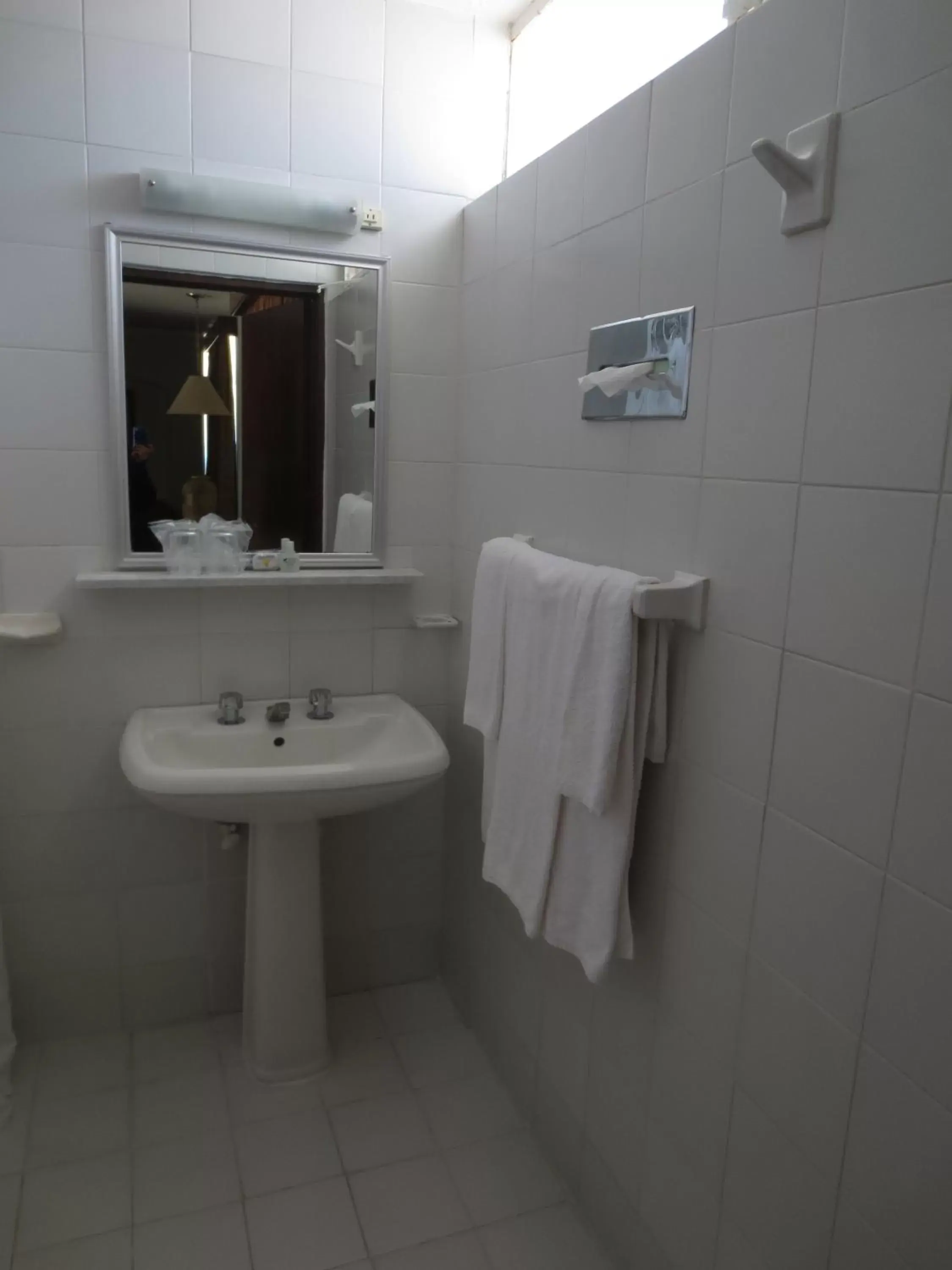 Bathroom in Hotel Las Palmas Midway Inn