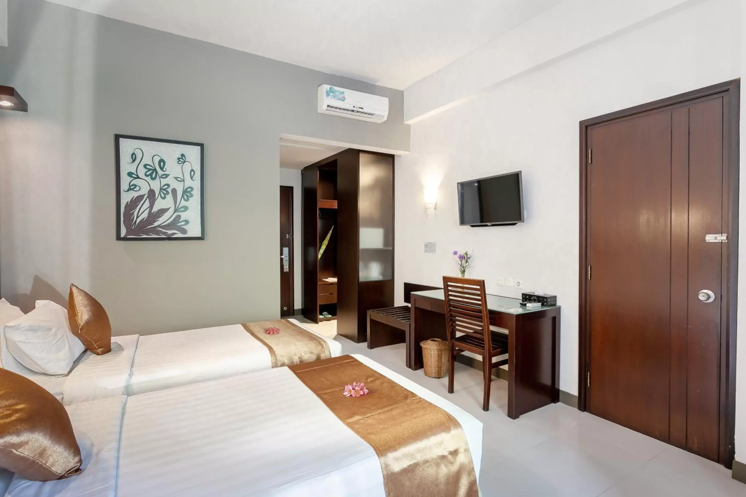 Communal lounge/ TV room, Bed in Lombok Garden Hotel