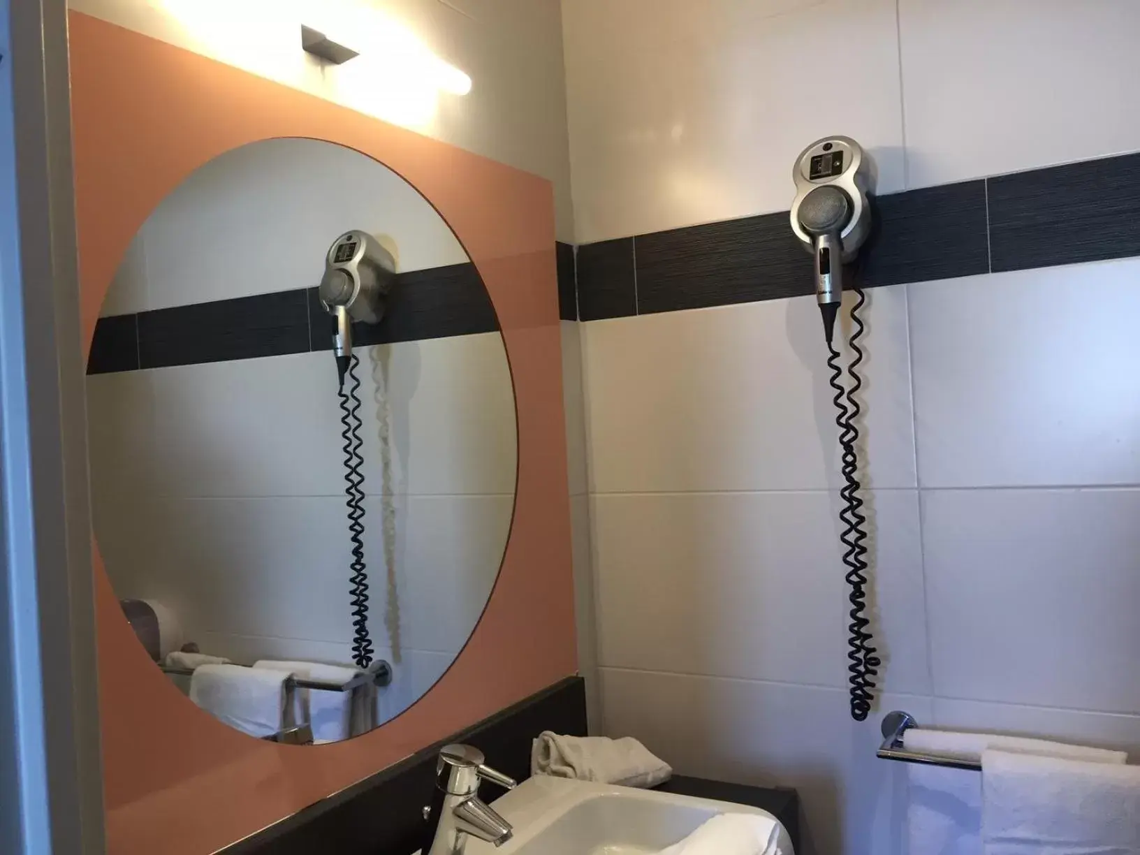 Bathroom in ibis Styles Marseille Plan de Campagne